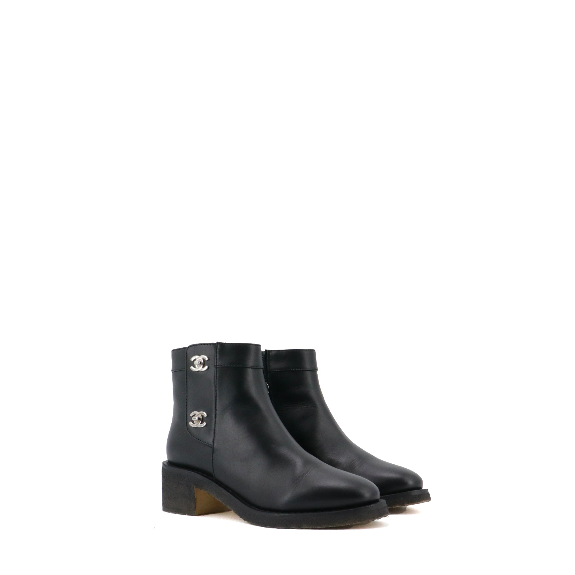 CHANEL - Bottines CC Chanel en cuir noir (T37)