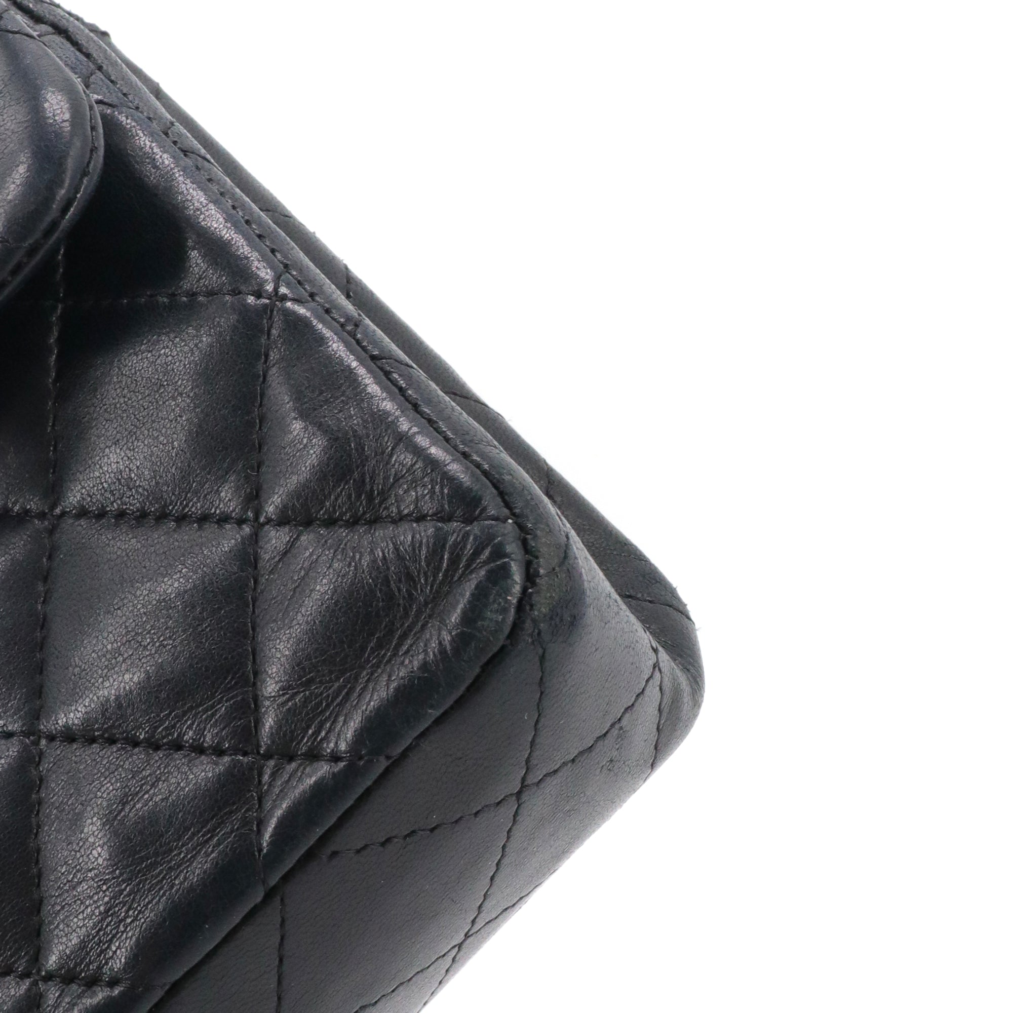 CHANEL - Sac à main Classique/Timeless 23 Chanel double flap en cuir matelassé noir