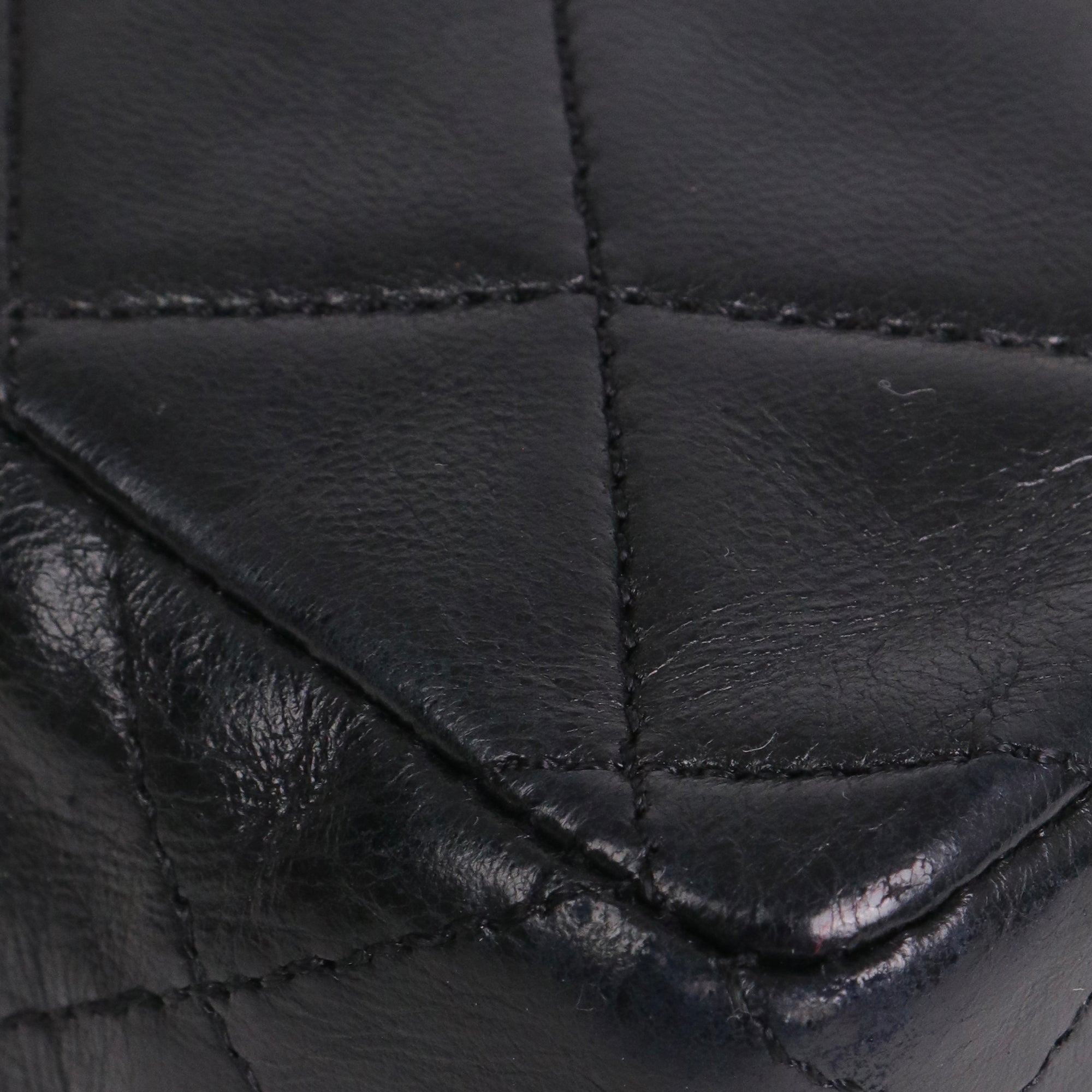 CHANEL - Sac à bandoulière Classique/Timeless Mini Square Chanel en cuir noir vintage