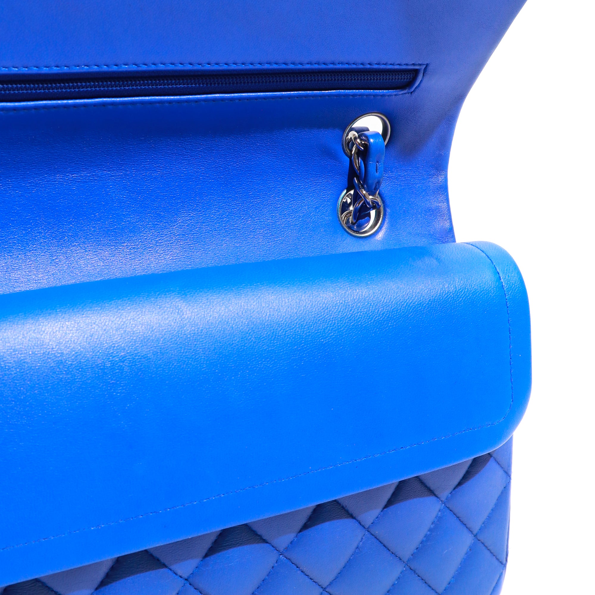 CHANEL - Sac à main Timeless 25 double flap en cuir matelassé bleu électrique