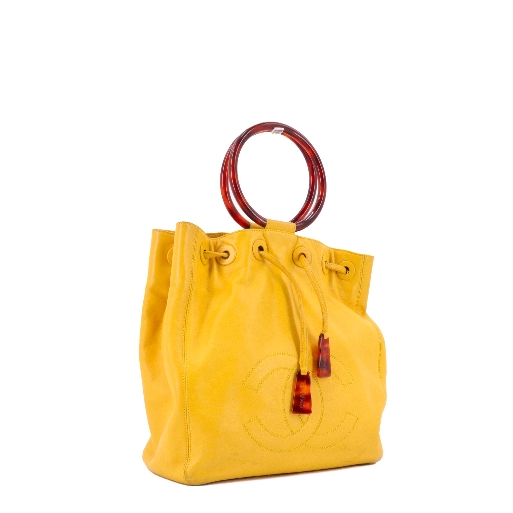 CHANEL - Sac à main Drawstring Ring Handle Chanel en cuir jaune vintage