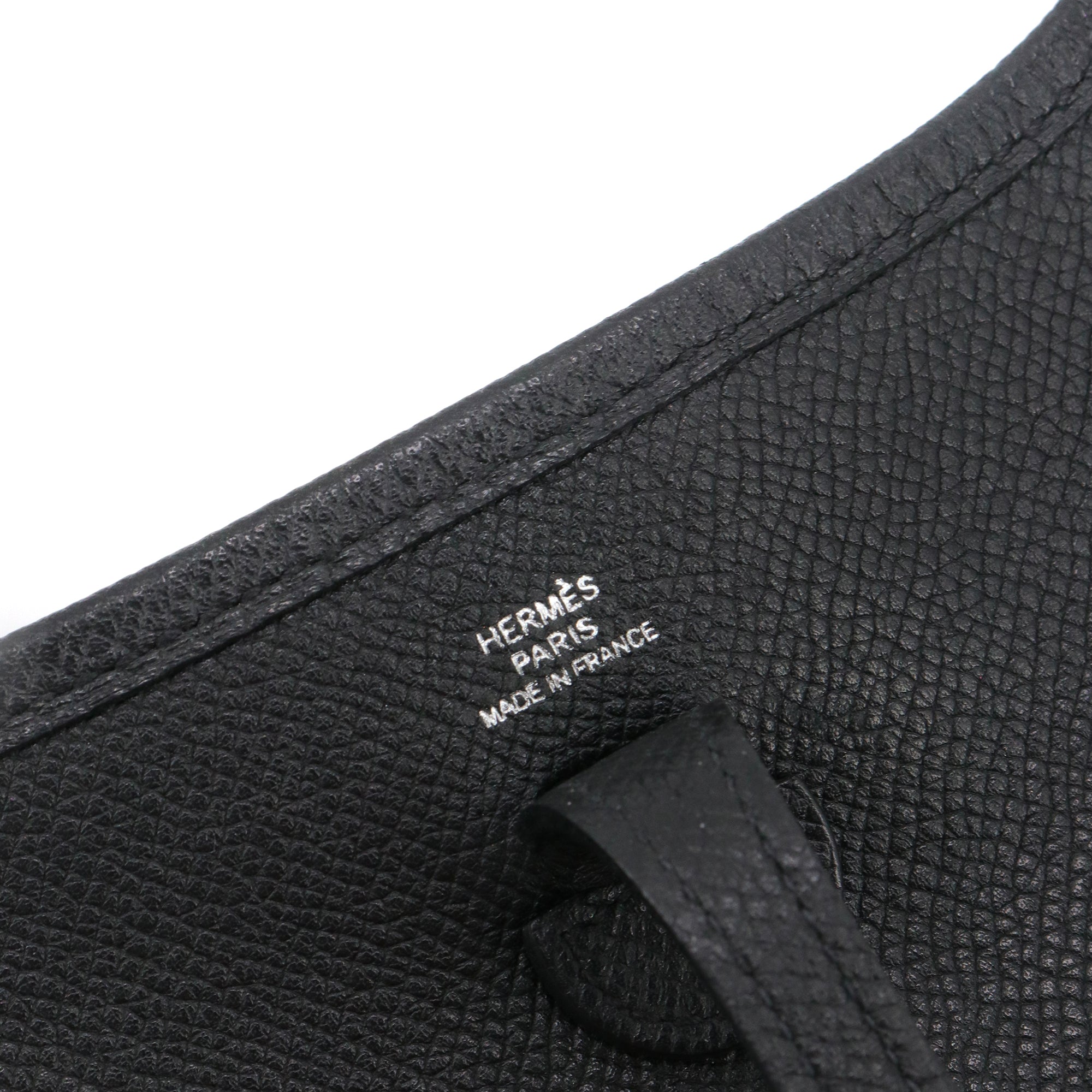HERMÈS - Sac à bandoulière Evelyne 16 Hermès en cuir epsom noir