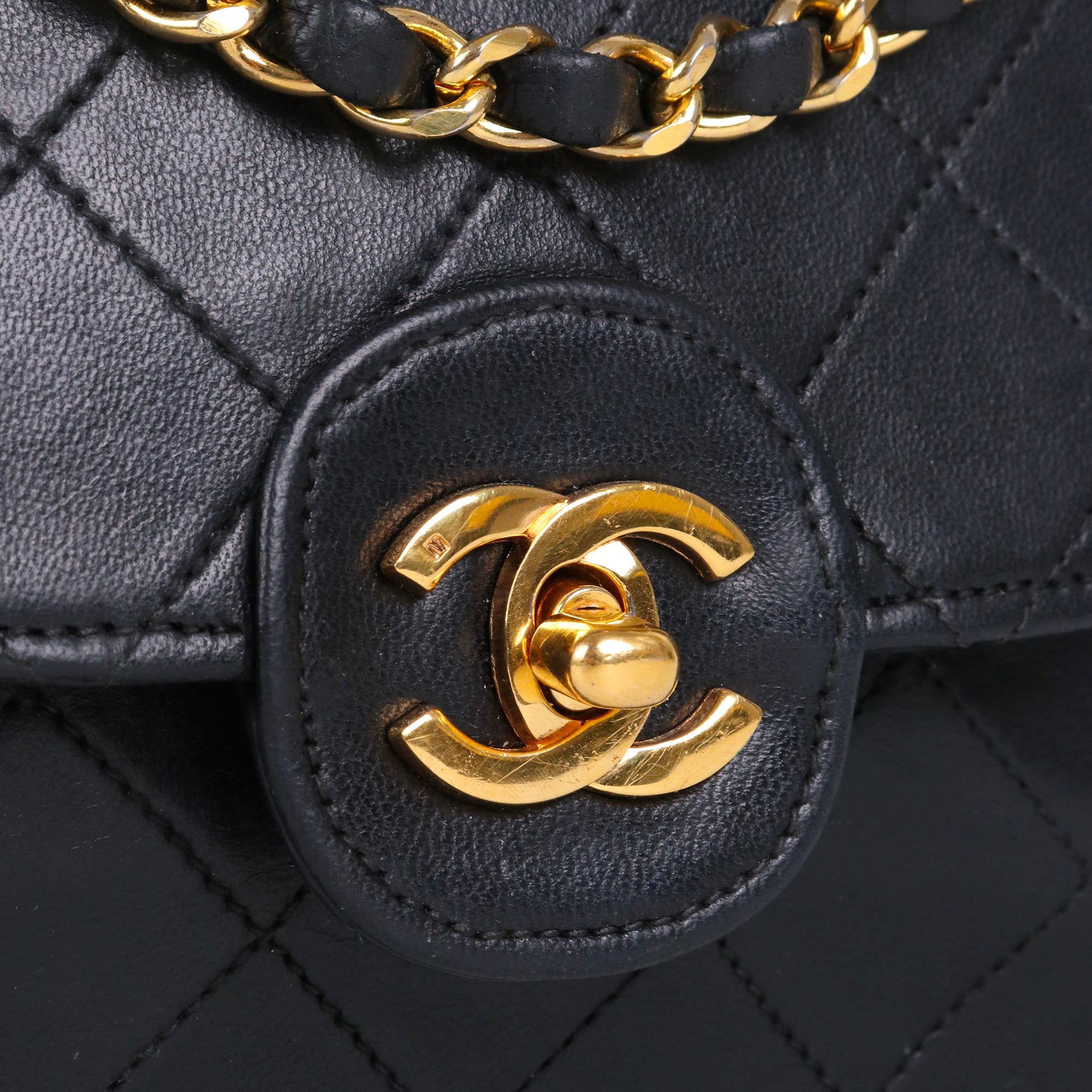 CHANEL - Sac à main Classique/Timeless Round Chanel en cuir lisse noir