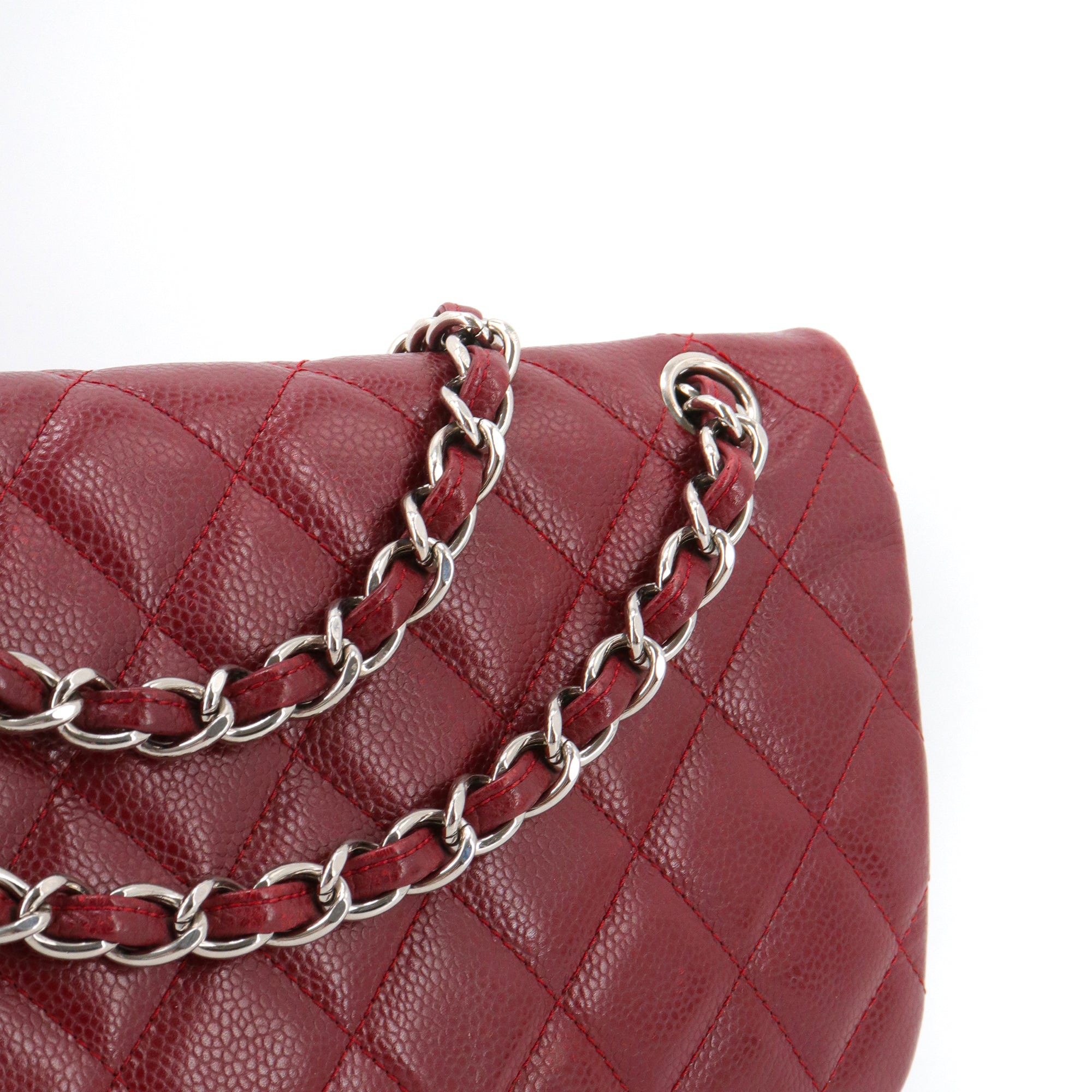 CHANEL - Sac à bandoulière Classique/Timeless Jumbo Chanel en cuir caviar bordeaux