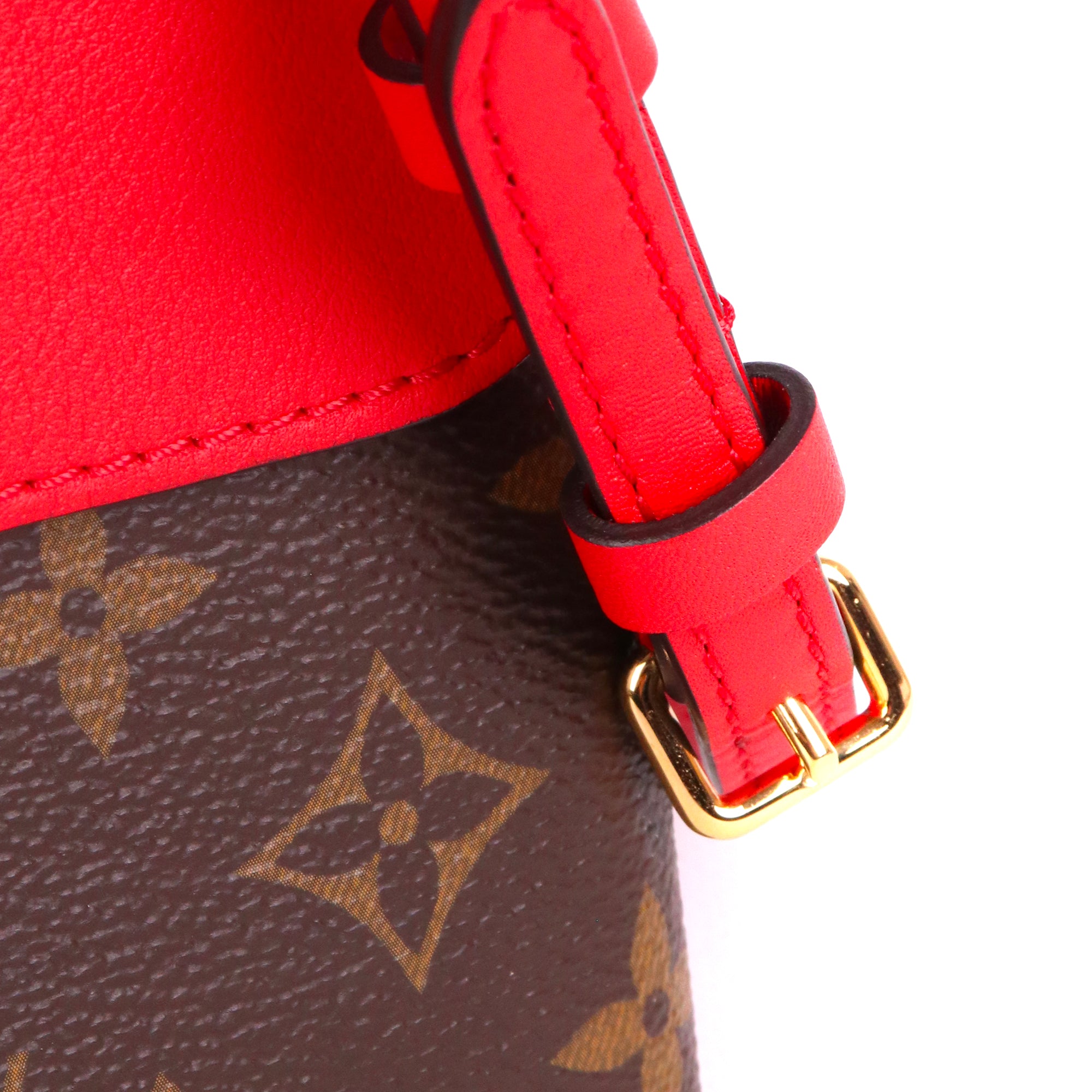 LOUIS VUITTON - Sac à bandoulière Locky BB Louis Vuitton en toile monogrammée et cuir rouge