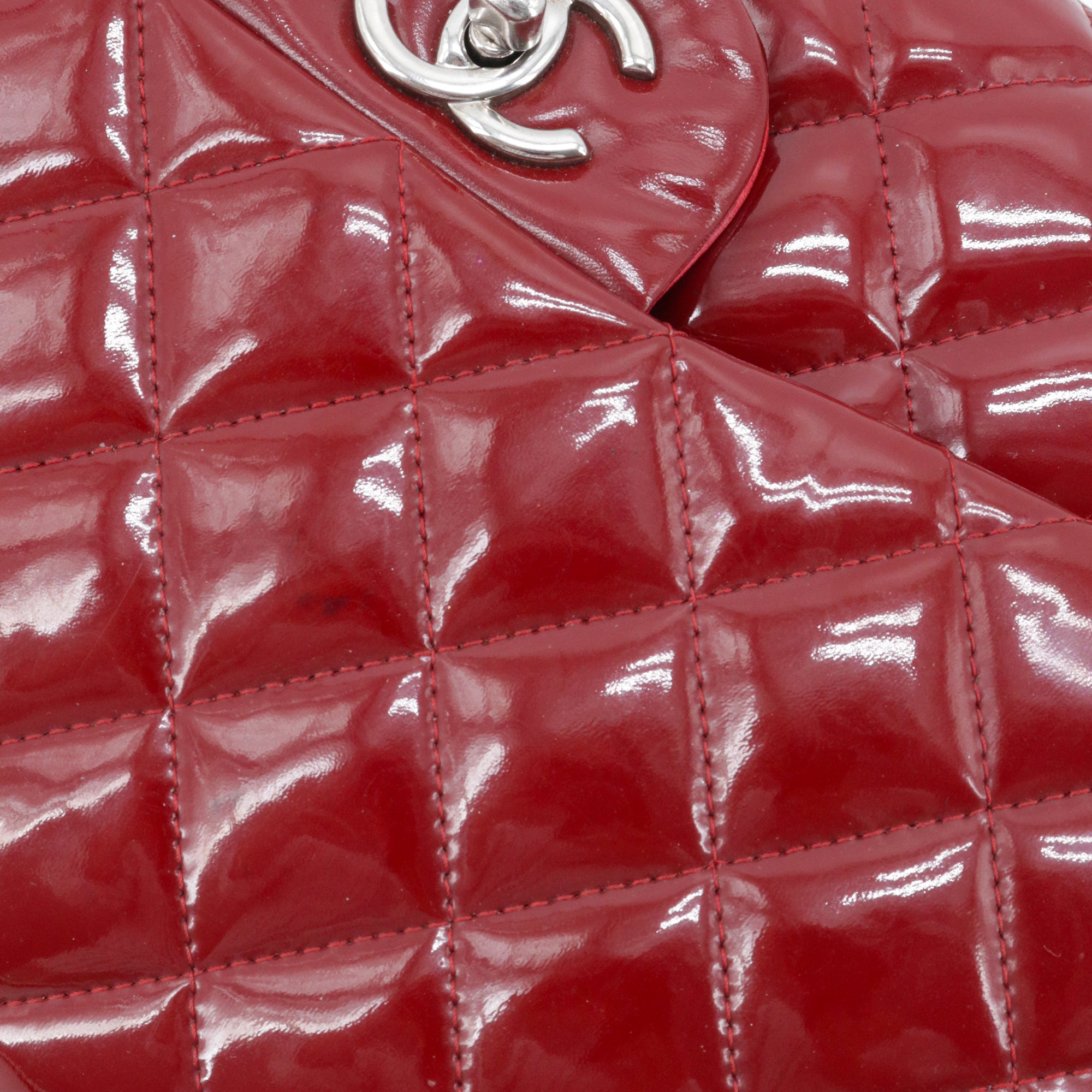 CHANEL - Sac à bandoulière Classique/Timeless Jumbo Chanel en cuir verni bordeaux