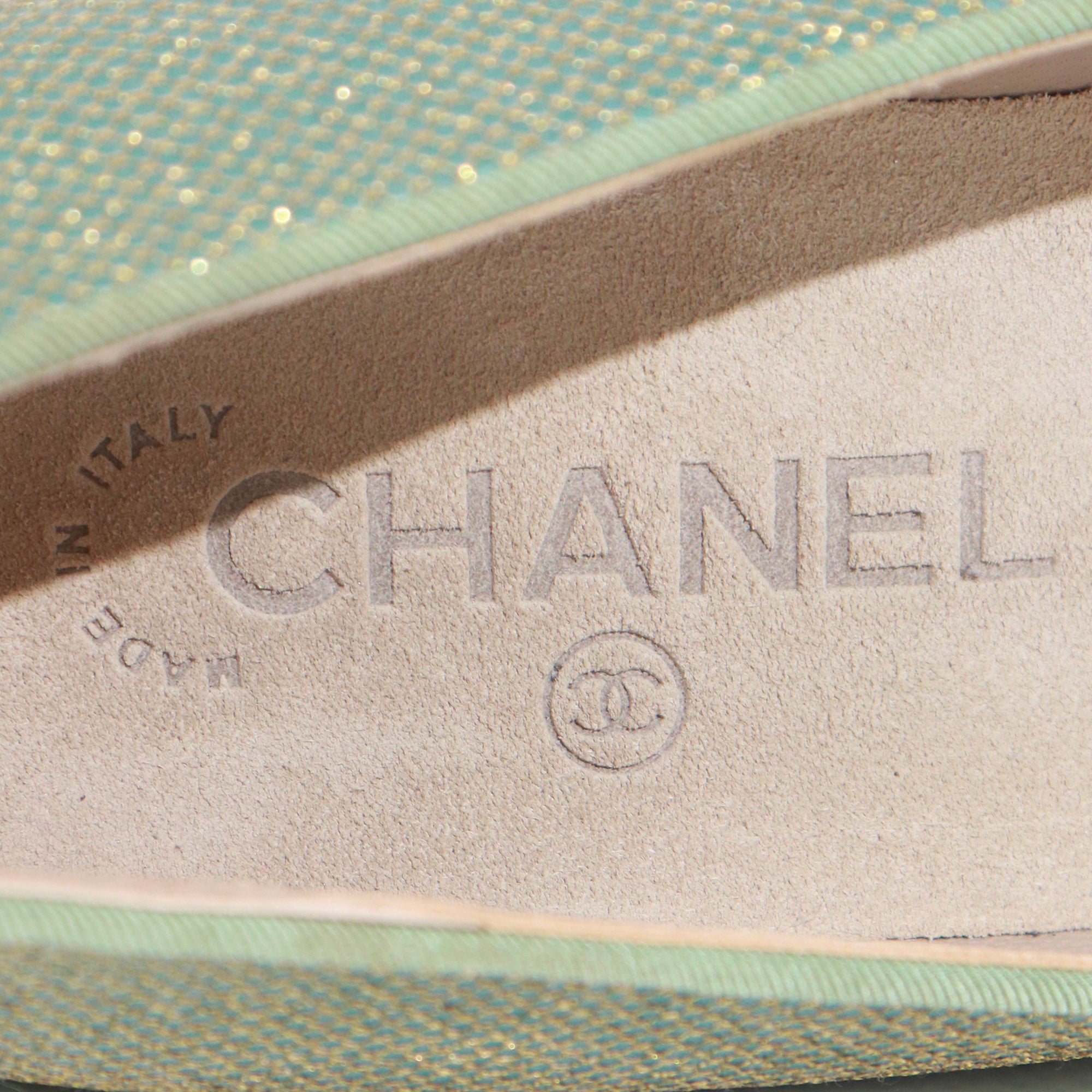 CHANEL - Ballerines en toile verte et dorée (T39)