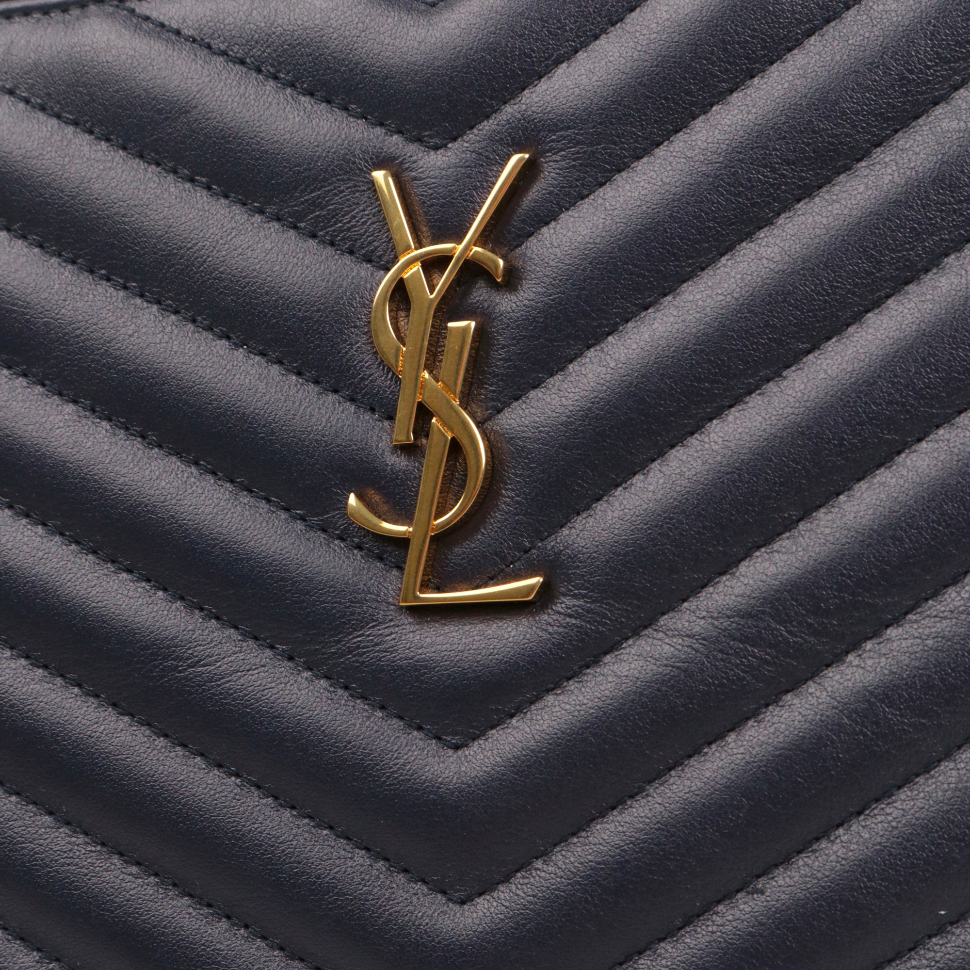 SAINT LAURENT - Pochette Cassandre Saint Laurent en cuir chevron bleu marine