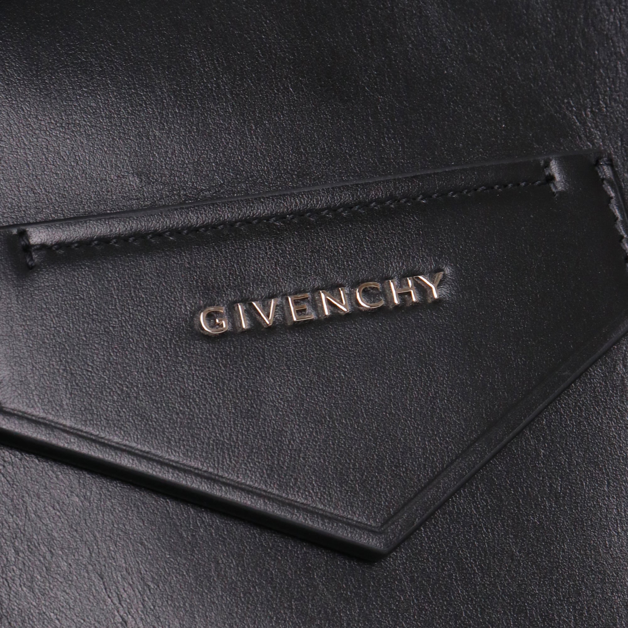GIVENCHY - Sac à main Antigona soft medium Givenchy en cuir lisse noir