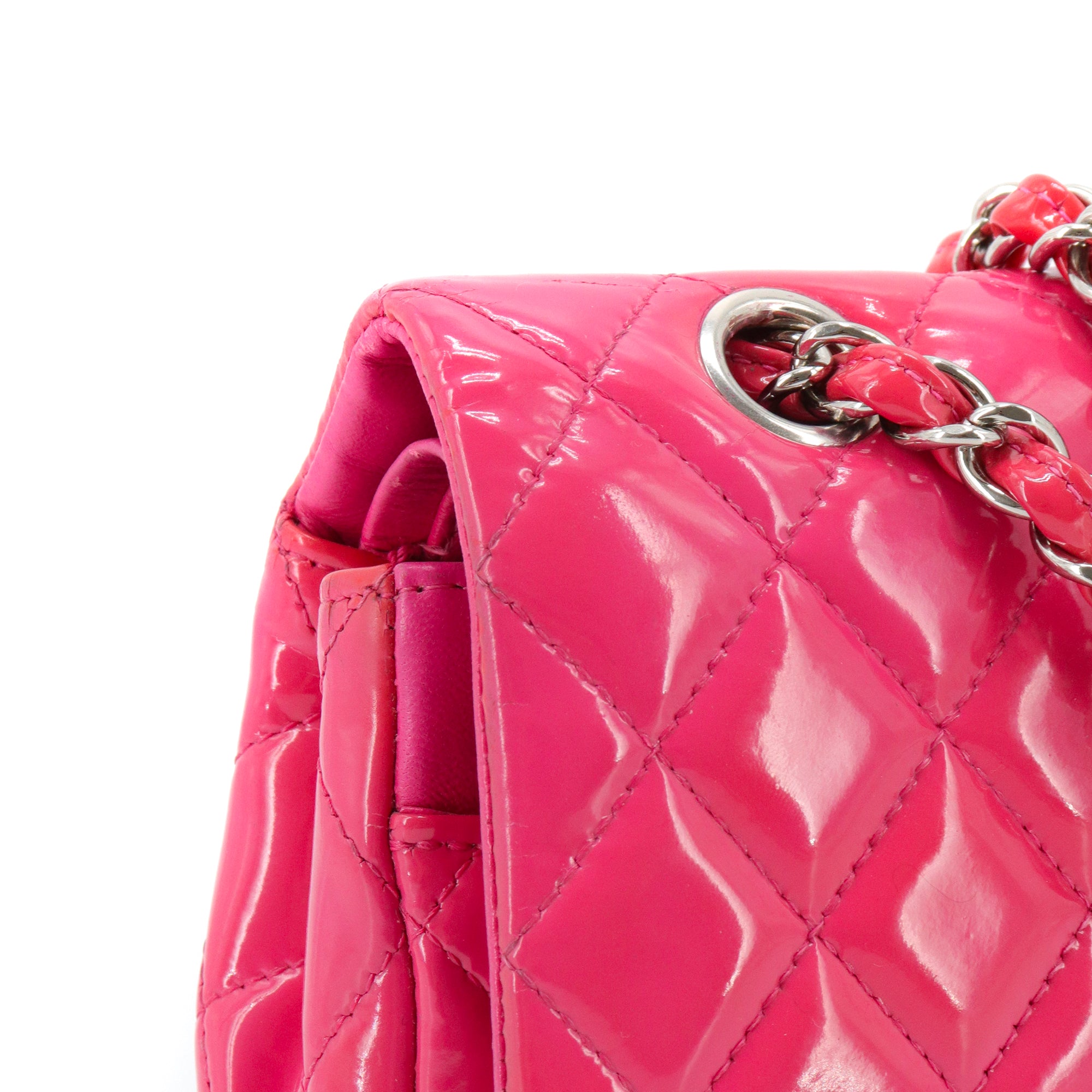 CHANEL - Sac à main Classique/Timeless Chanel medium double flap Chanel en cuir verni rose