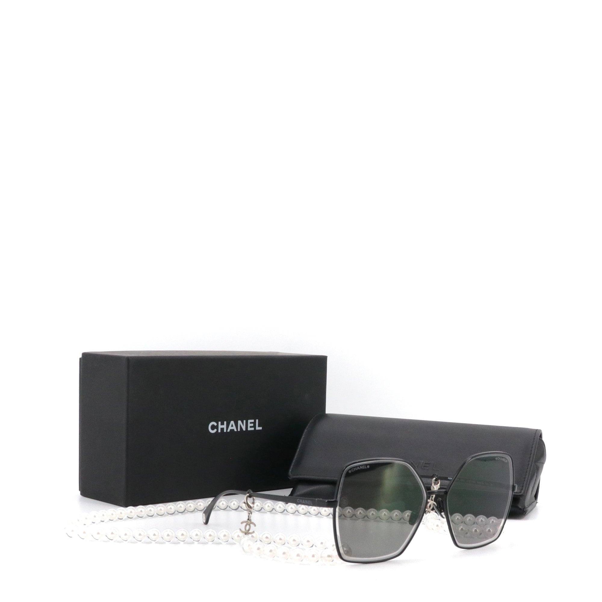 CHANEL - Lunettes de soleil Chanel en métal noir avec chaîne en perles