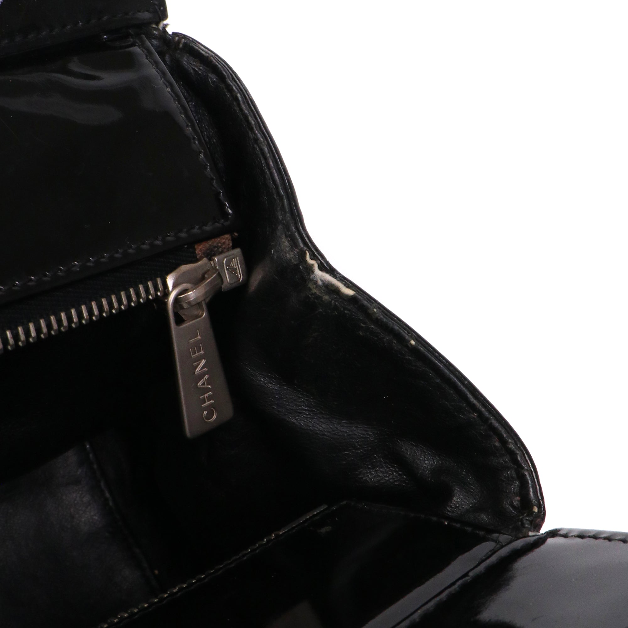 CHANEL - Sac à épaule Shopping Chanel en cuir verni noir