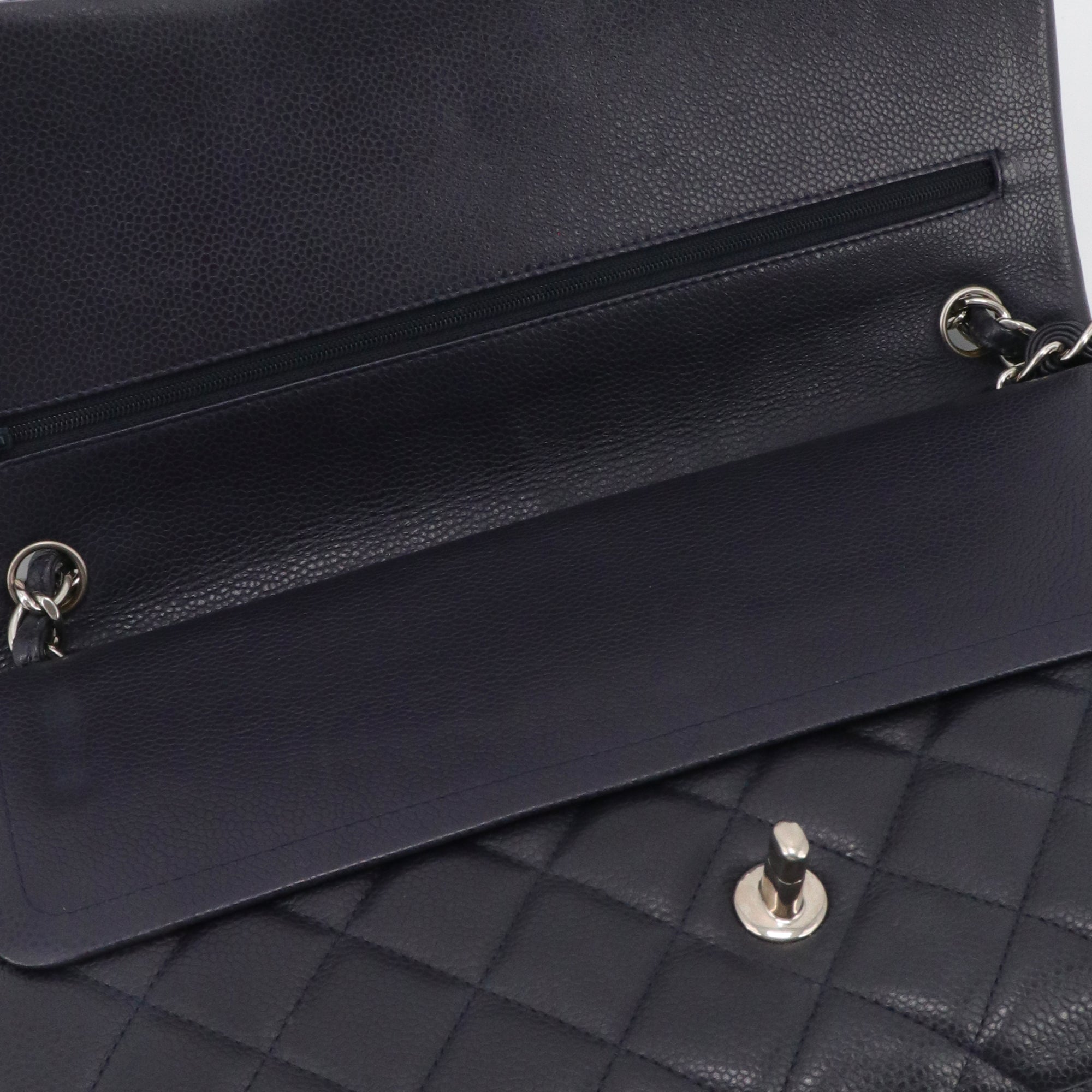 CHANEL - Sac à bandoulière Classique/Timeless Jumbo Chanel en cuir grainé bleu marine