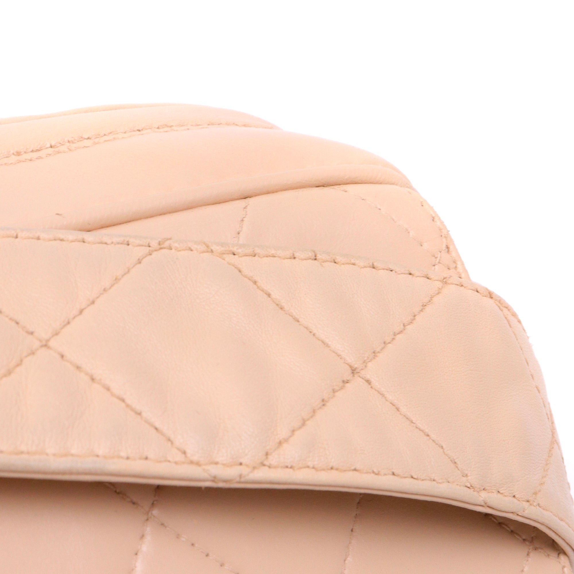 CHANEL - Sac à bandoulière Caméra Chanel en cuir lisse beige vintage