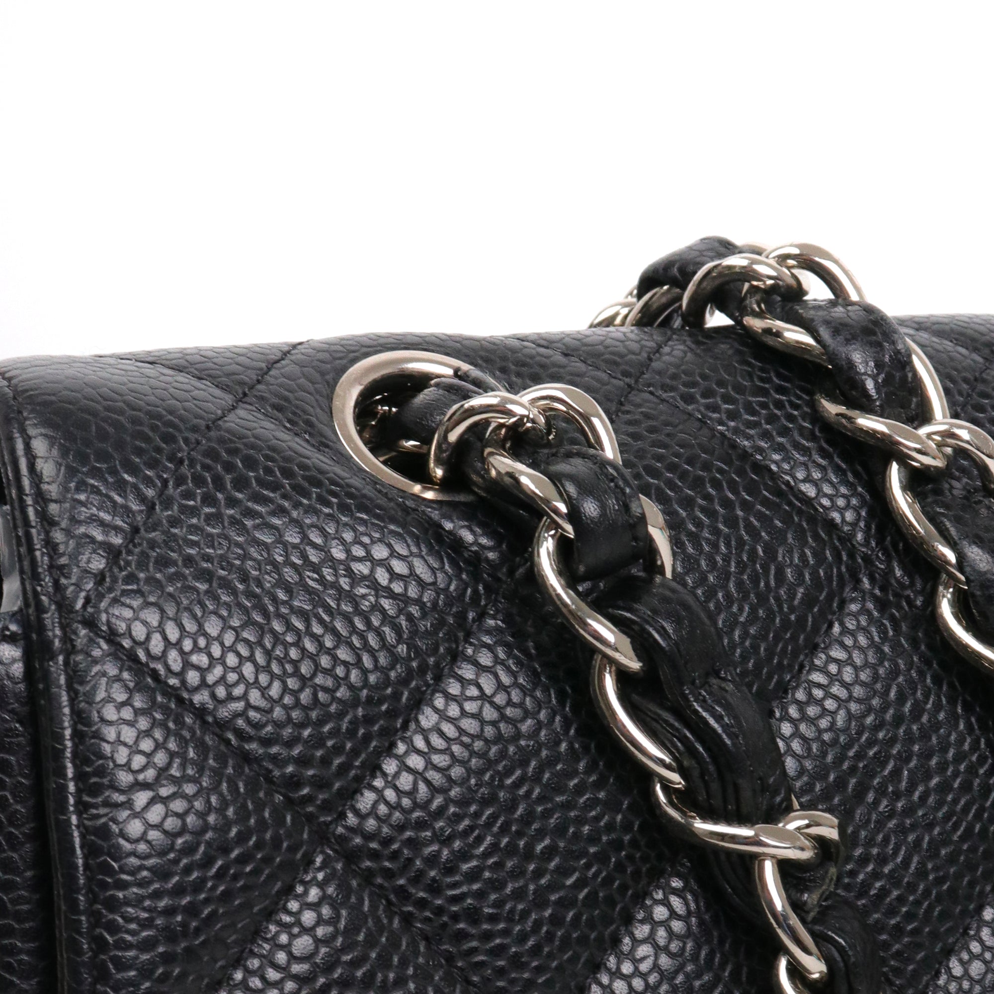 CHANEL - Sac à bandoulière Classique/Timeless Maxi Jumbo simple flap en cuir caviar noir