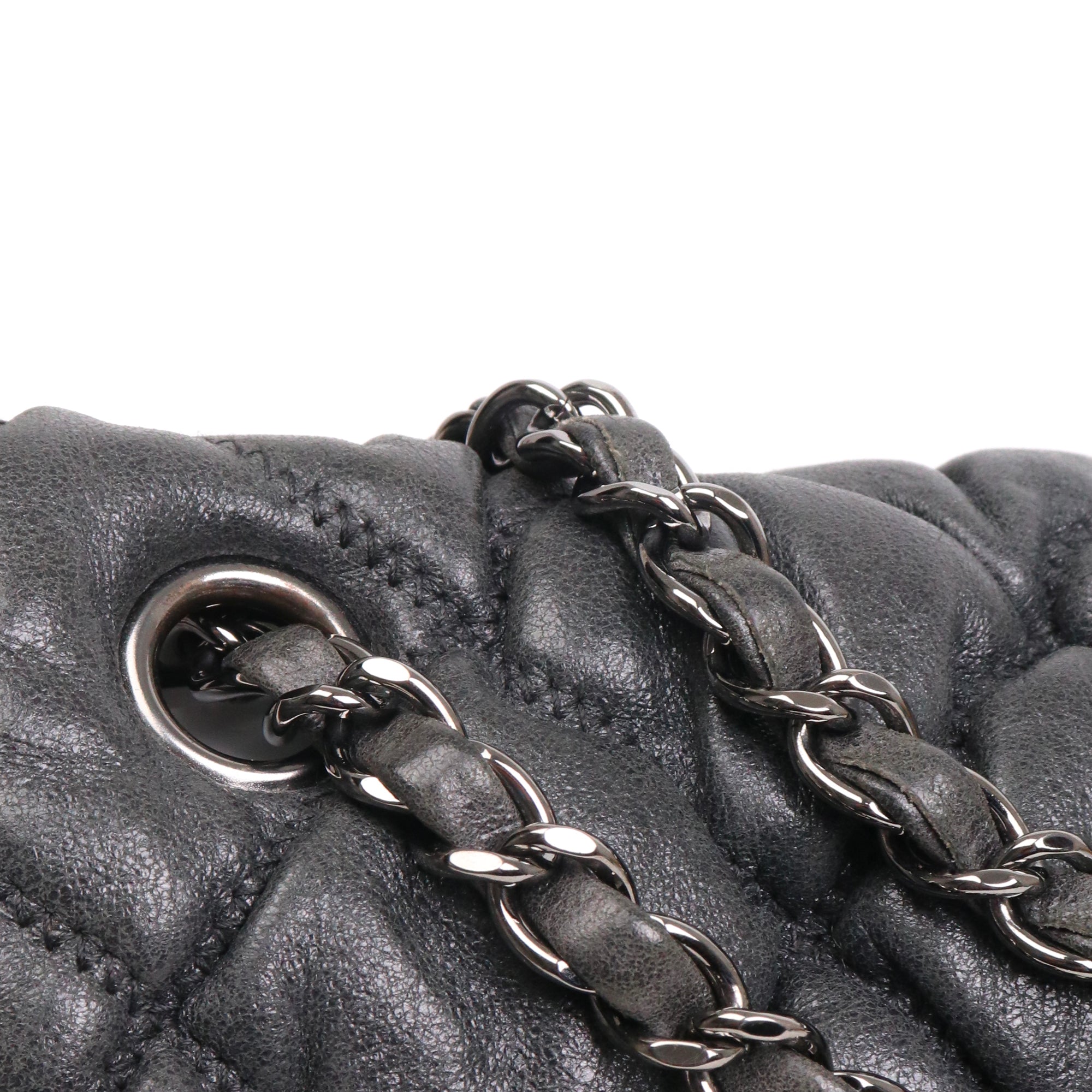 CHANEL - Sac à main Timeless/Classique Chanel simple flap Chanel en cuir froissé bulle gris