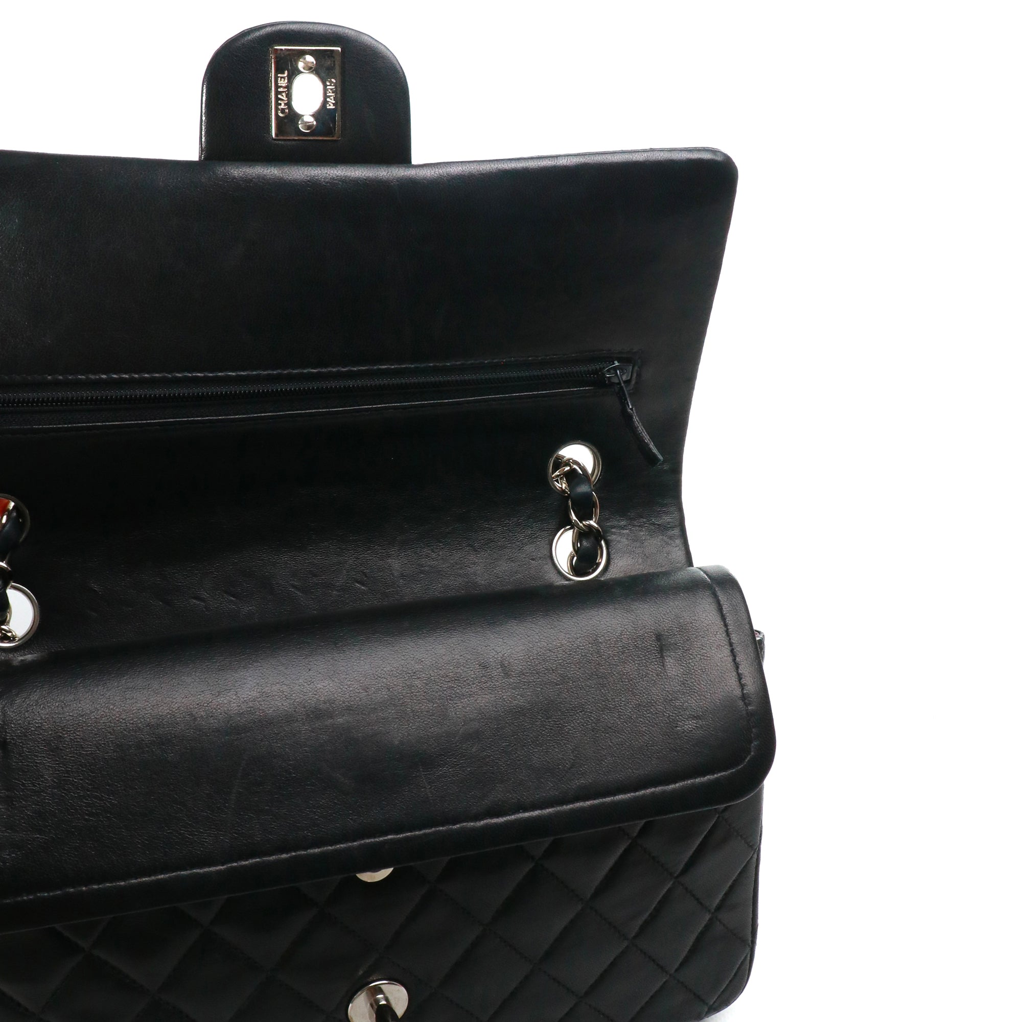 CHANEL - Sac à main Timeless 25 double flap Chanel en cuir matelassé noir