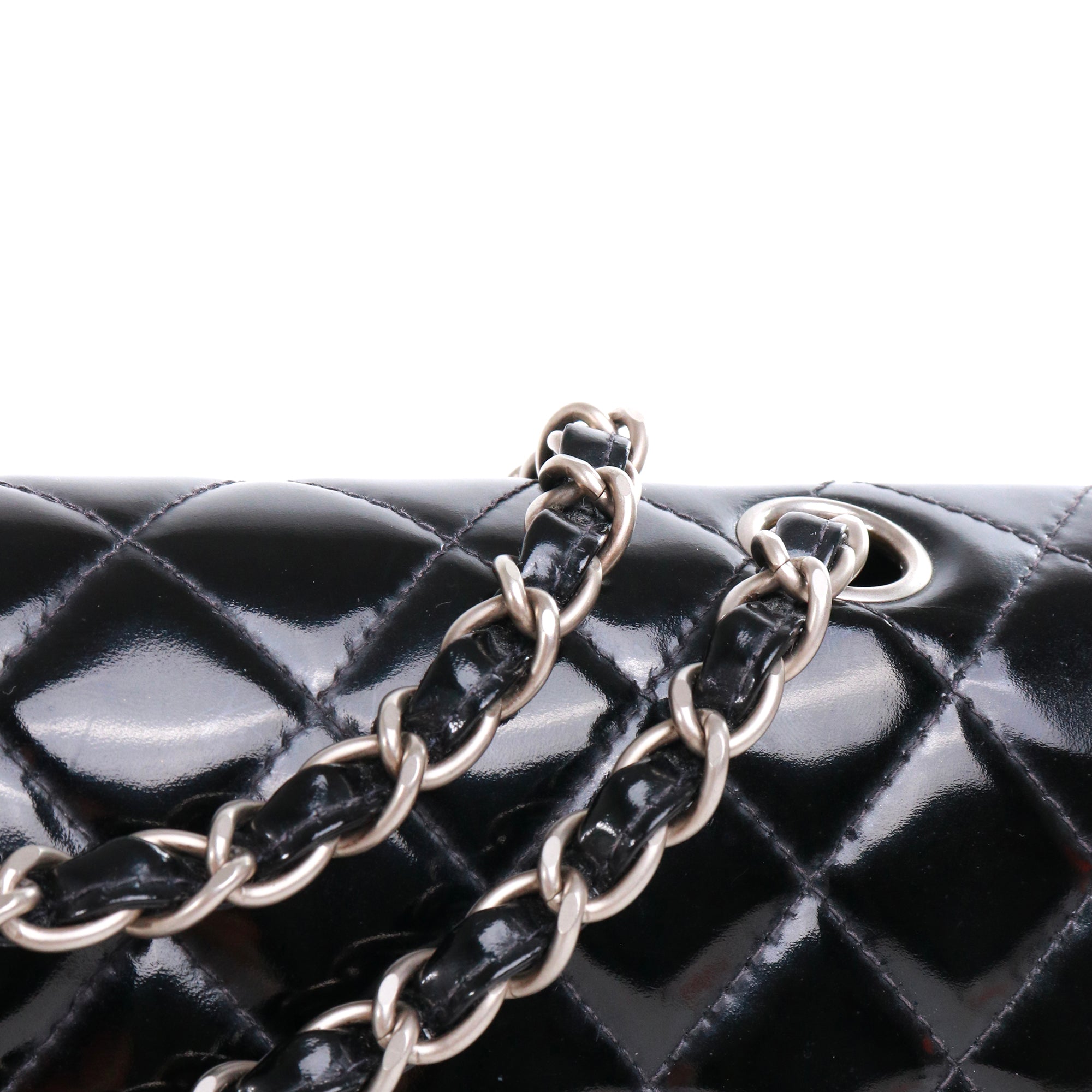 CHANEL - Sac à main Timeless 25 double flap Chanel en cuir matelassé noir verni