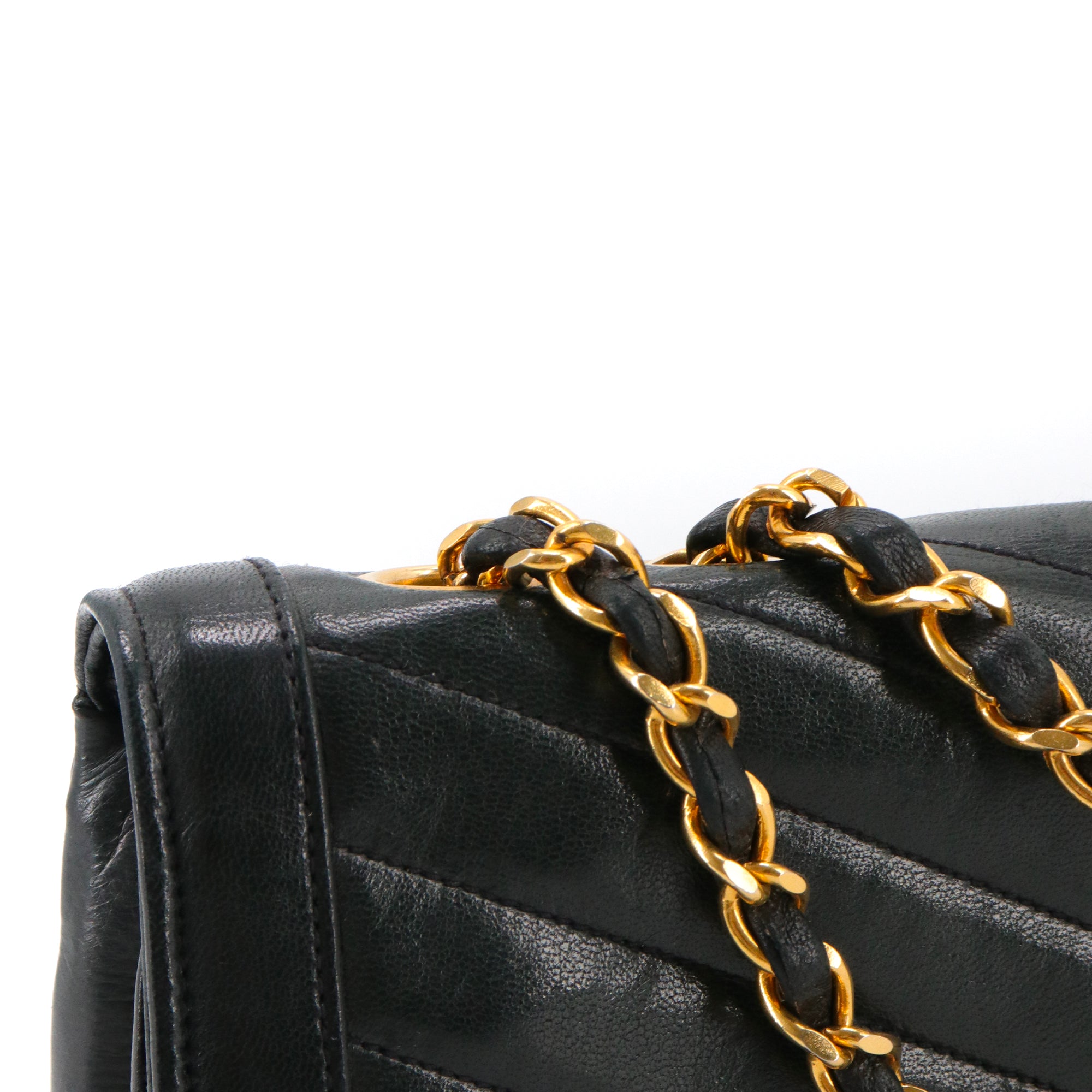 CHANEL - Sac à main Chanel en cuir chevron lisse noir vintage