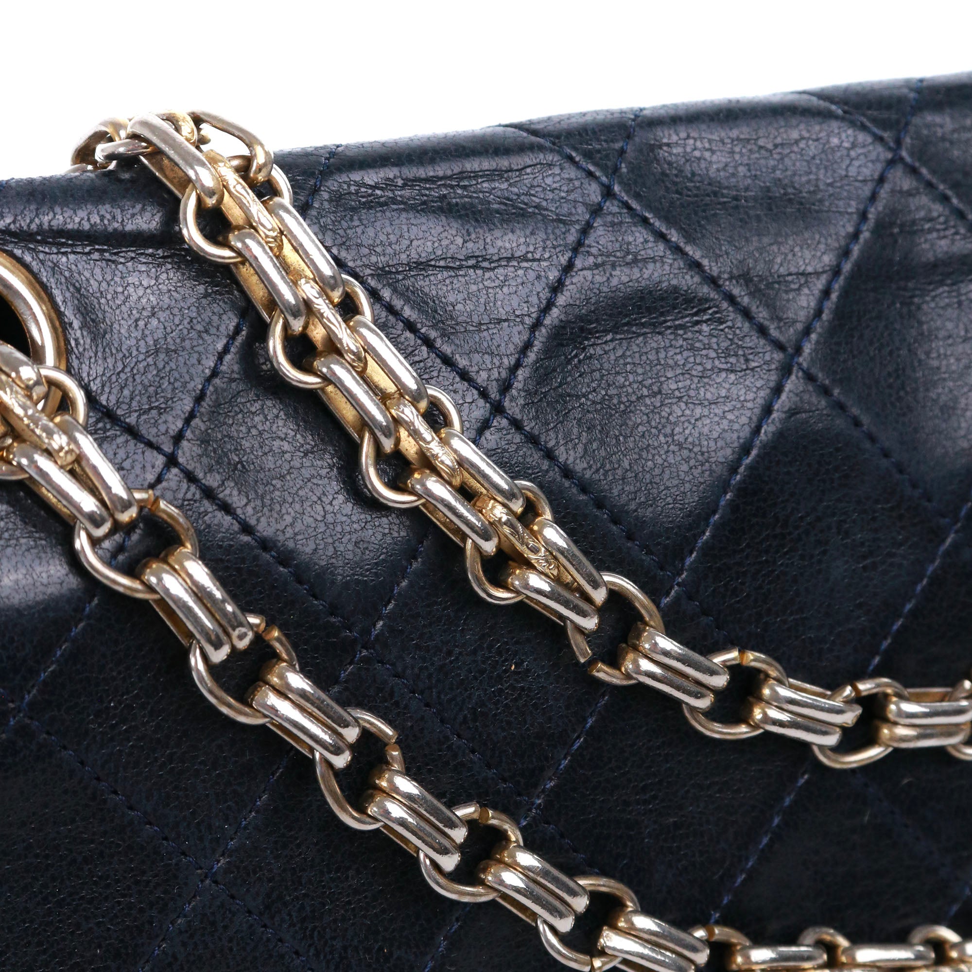 CHANEL - Sac à main Timeless 25 double flap en cuir matelassé noir vintage