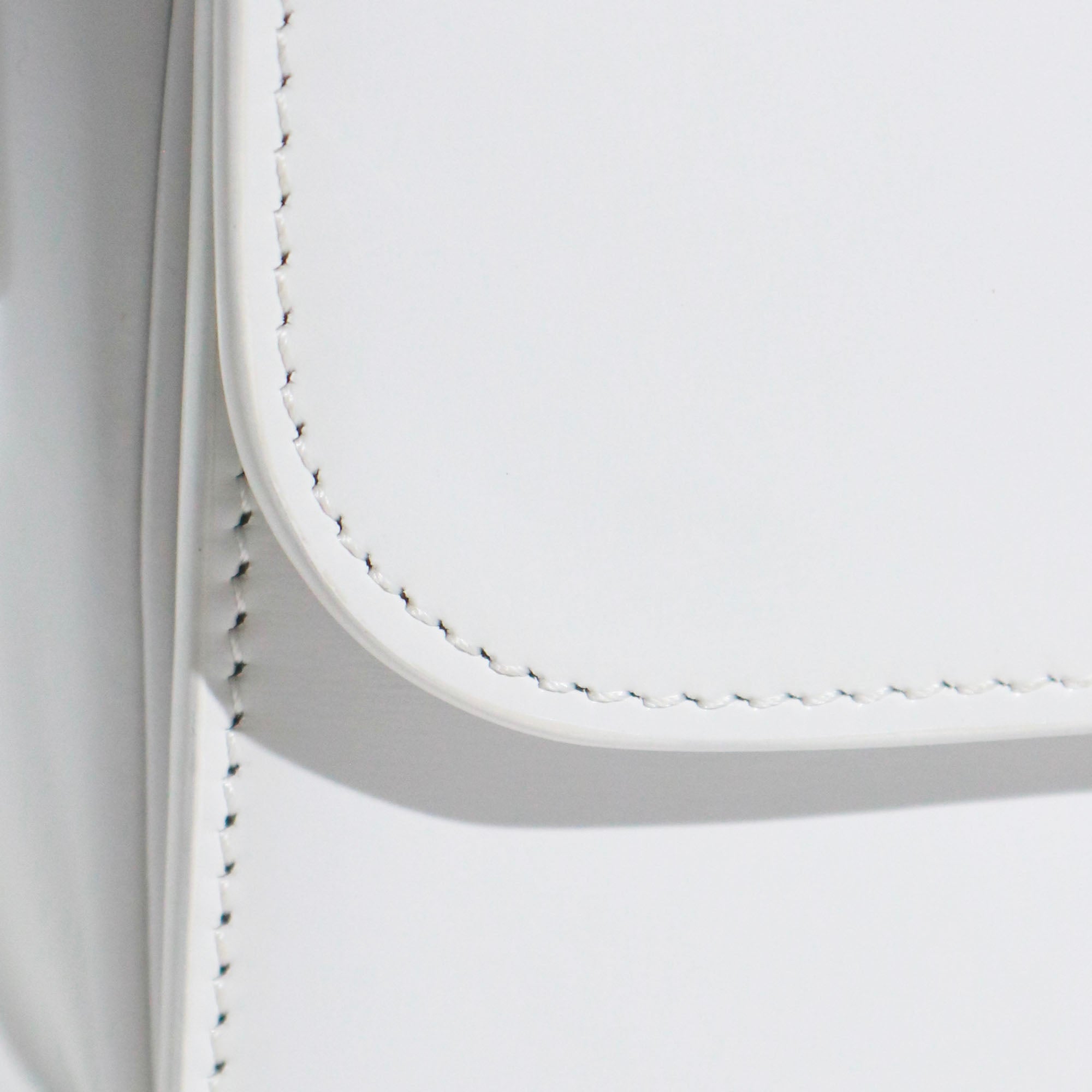 CELINE - Sac à bandoulière Triomphe teen en cuir box blanc artique