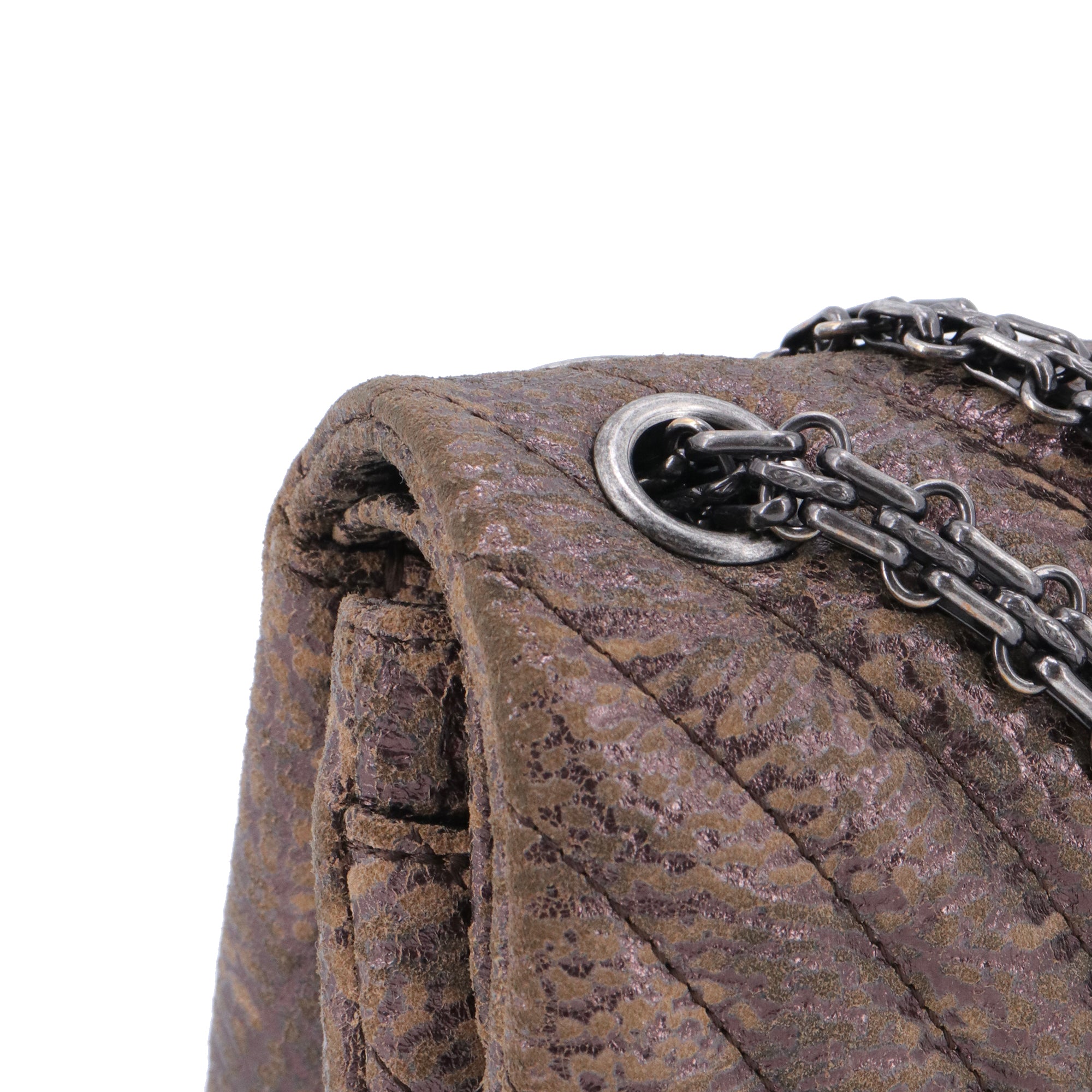 CHANEL - Sac à bandoulière 2.55 Chanel en cuir chevron et nubuck marron