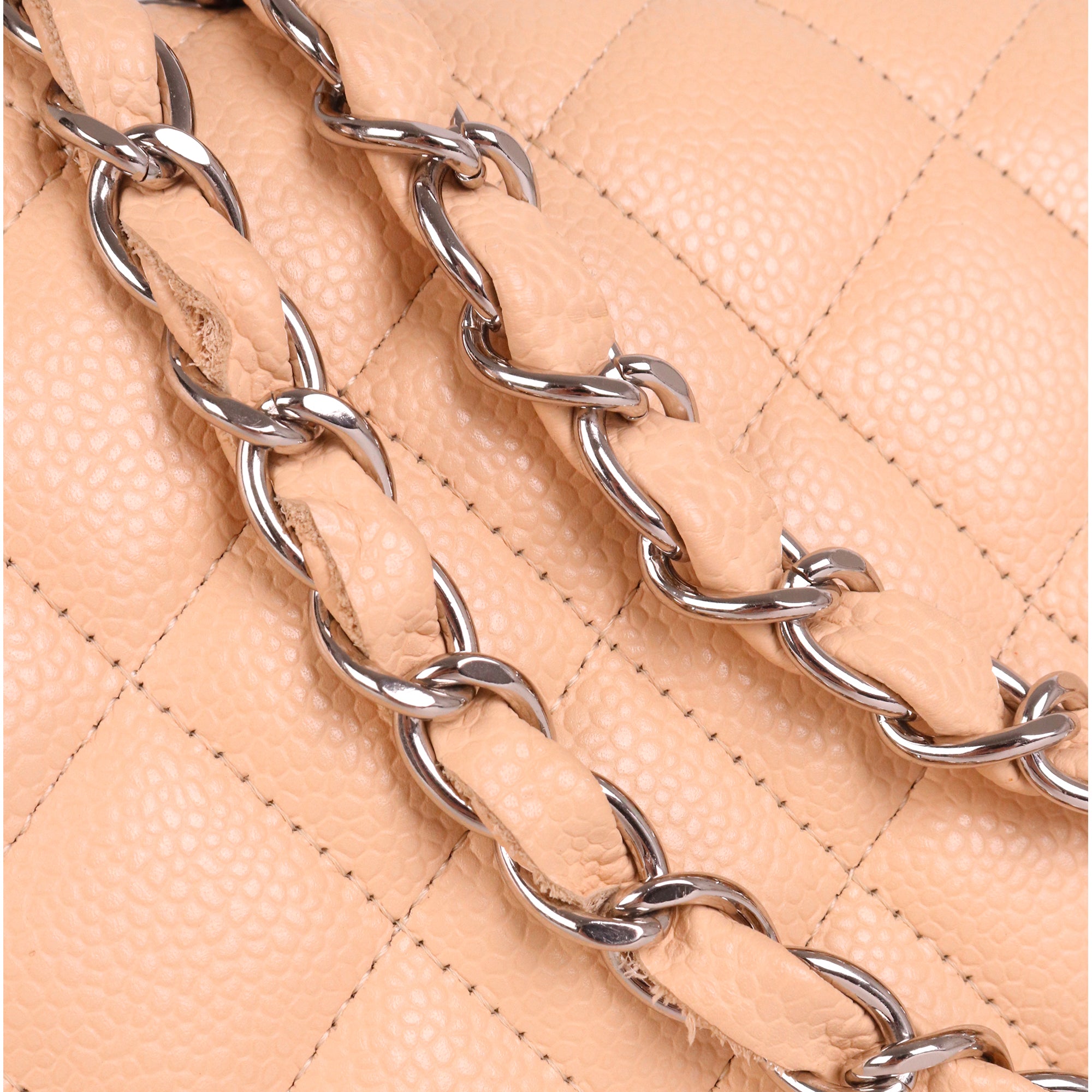 CHANEL - Sac à bandoulière Classique/Timeless Jumbo Chanel en cuir caviar beige