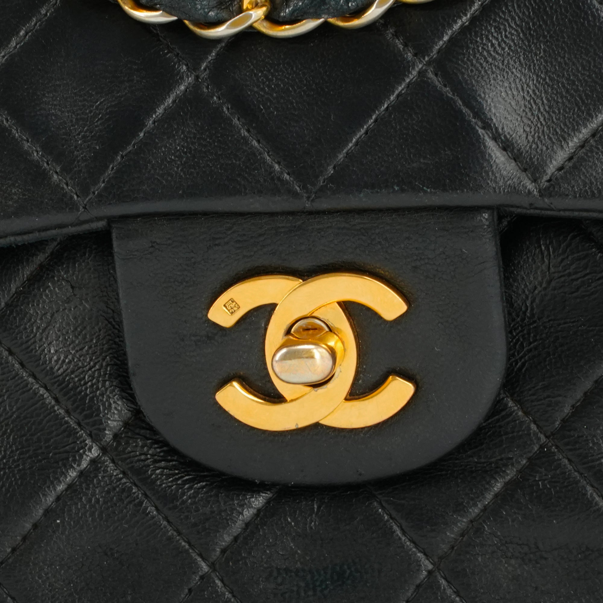 CHANEL - Sac à main Classique/Timeless medium Chanel en cuir matelassé noir vintage