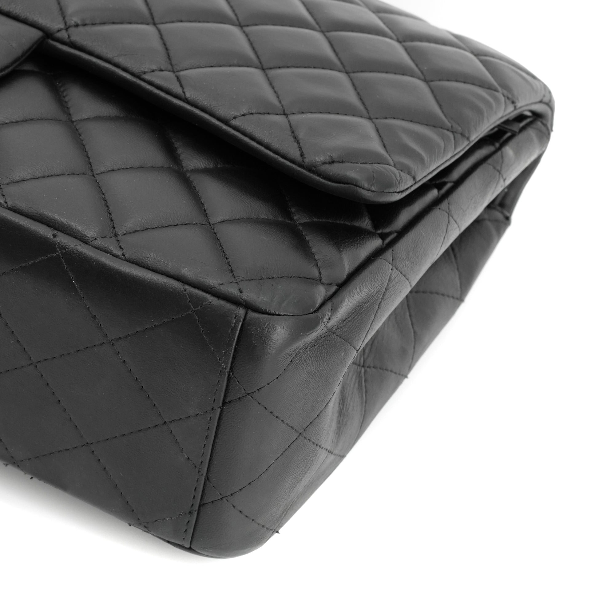 CHANEL - Sac à bandoulière Classique/Timeless Maxi Jumbo Chanel en cuir lisse noir