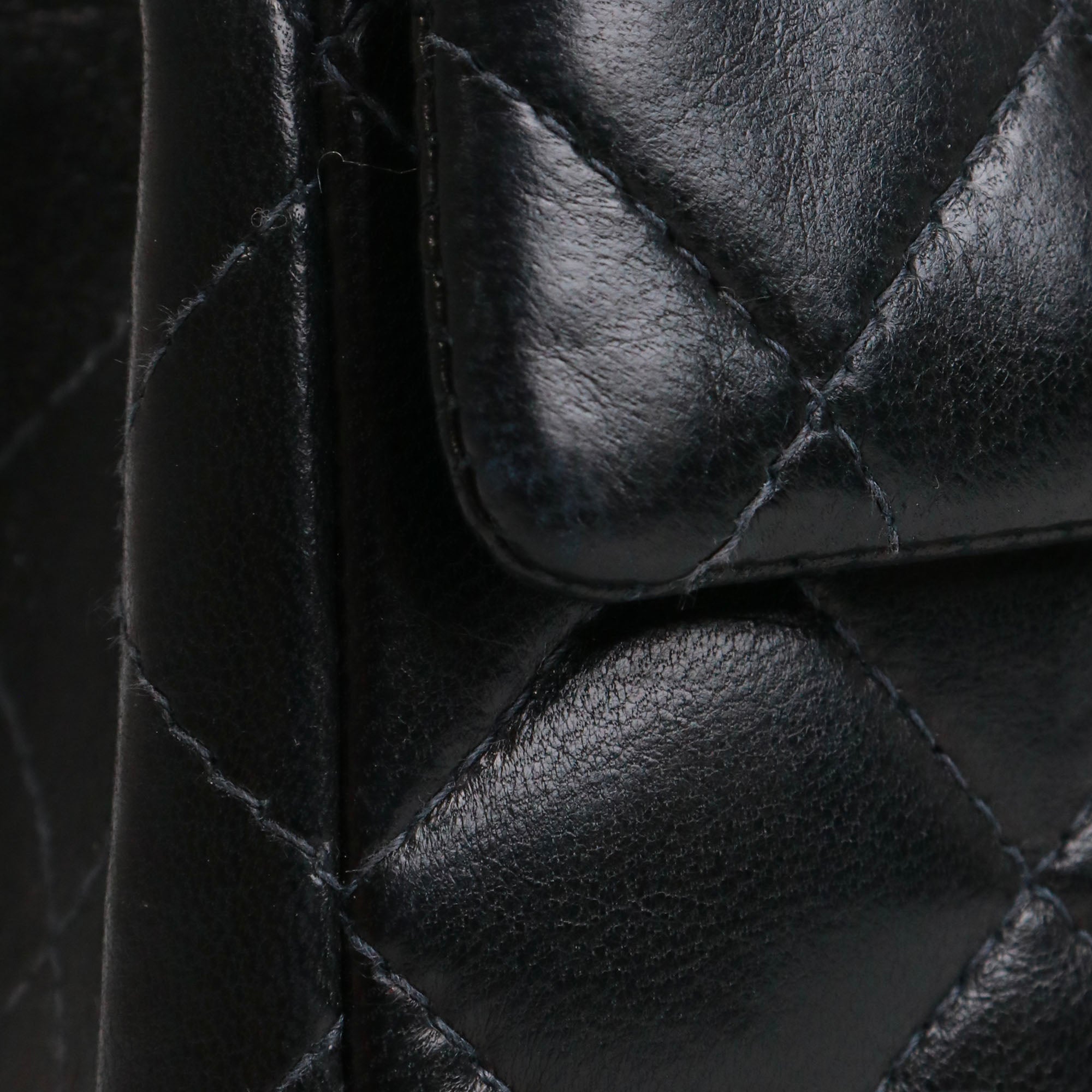 CHANEL - Sac à bandoulière Timeless Mini Square Chanel en cuir noir vintage