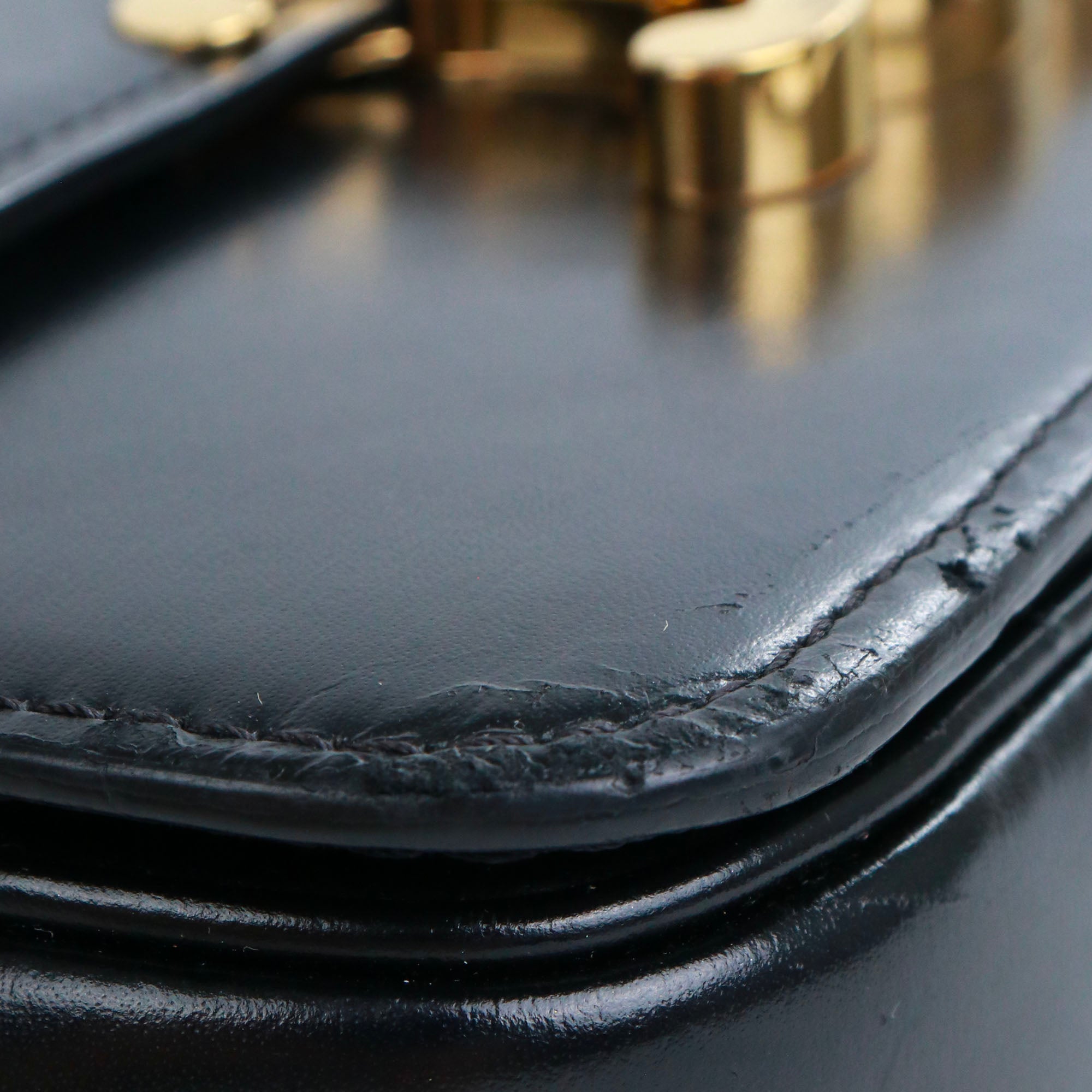 CELINE - Sac à bandoulière Triomphe teen Celine en cuir box noir