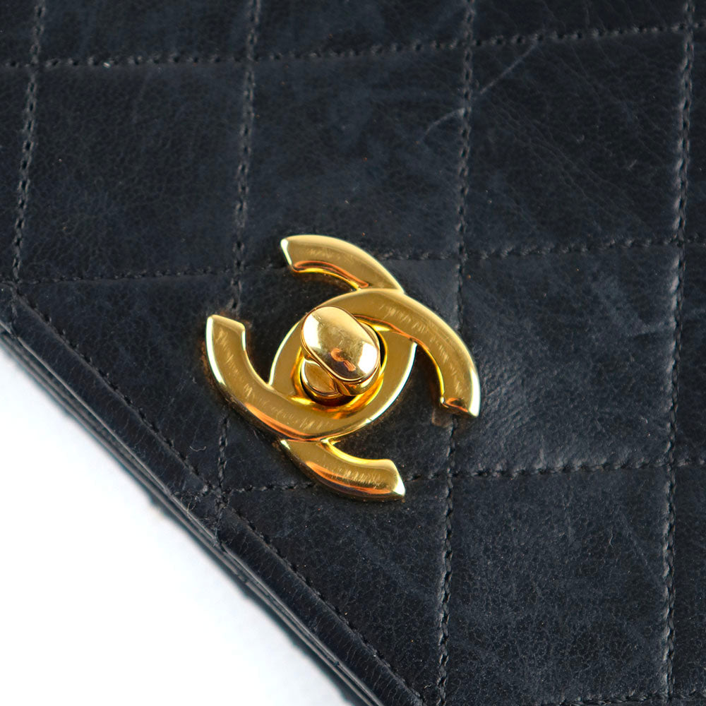 CHANEL - Sac à rabat vintage en cuir matelassé noir