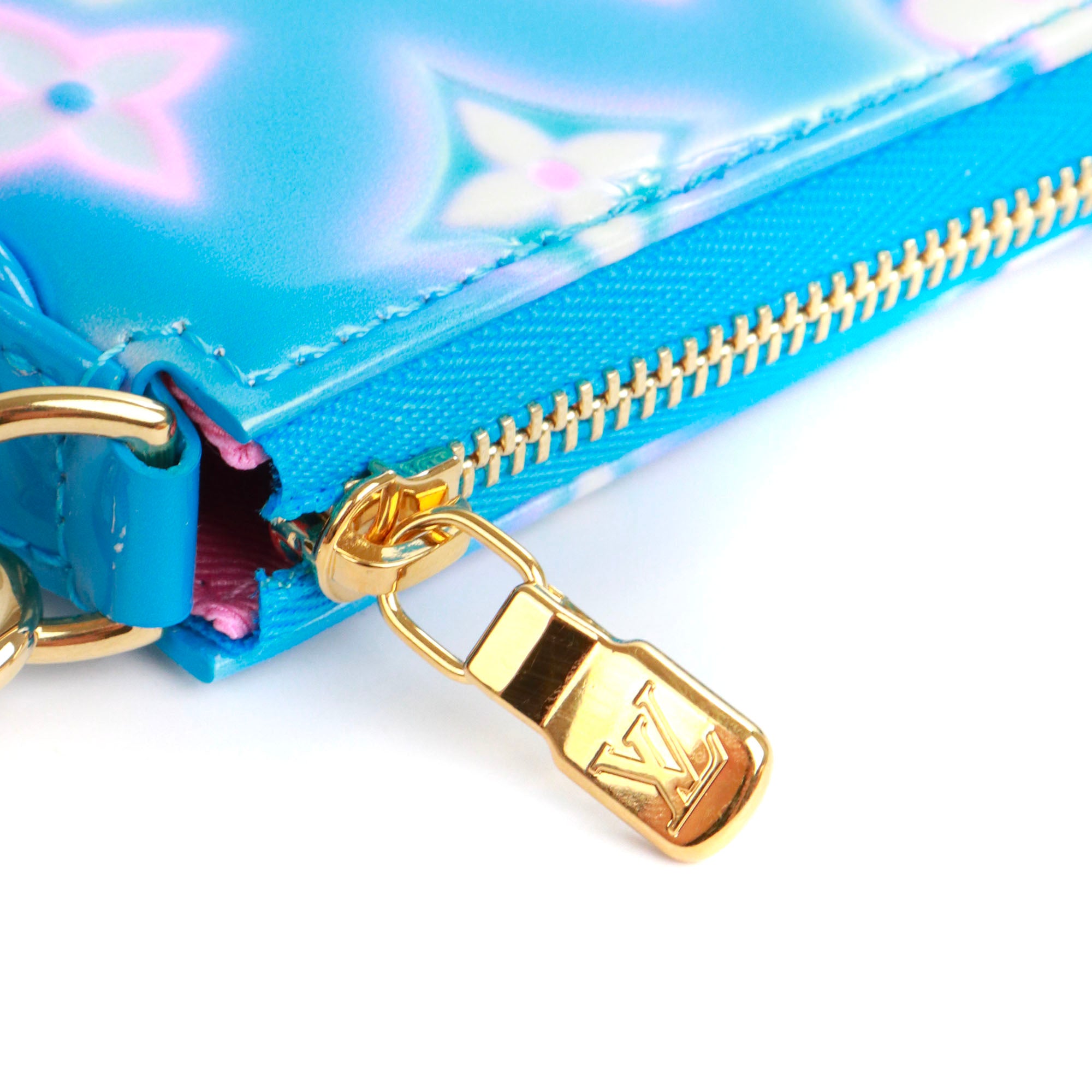 LOUIS VUITTON - Sac Pochette Accessoire Mini Louis Vuitton édition limitée en cuir verni bleu