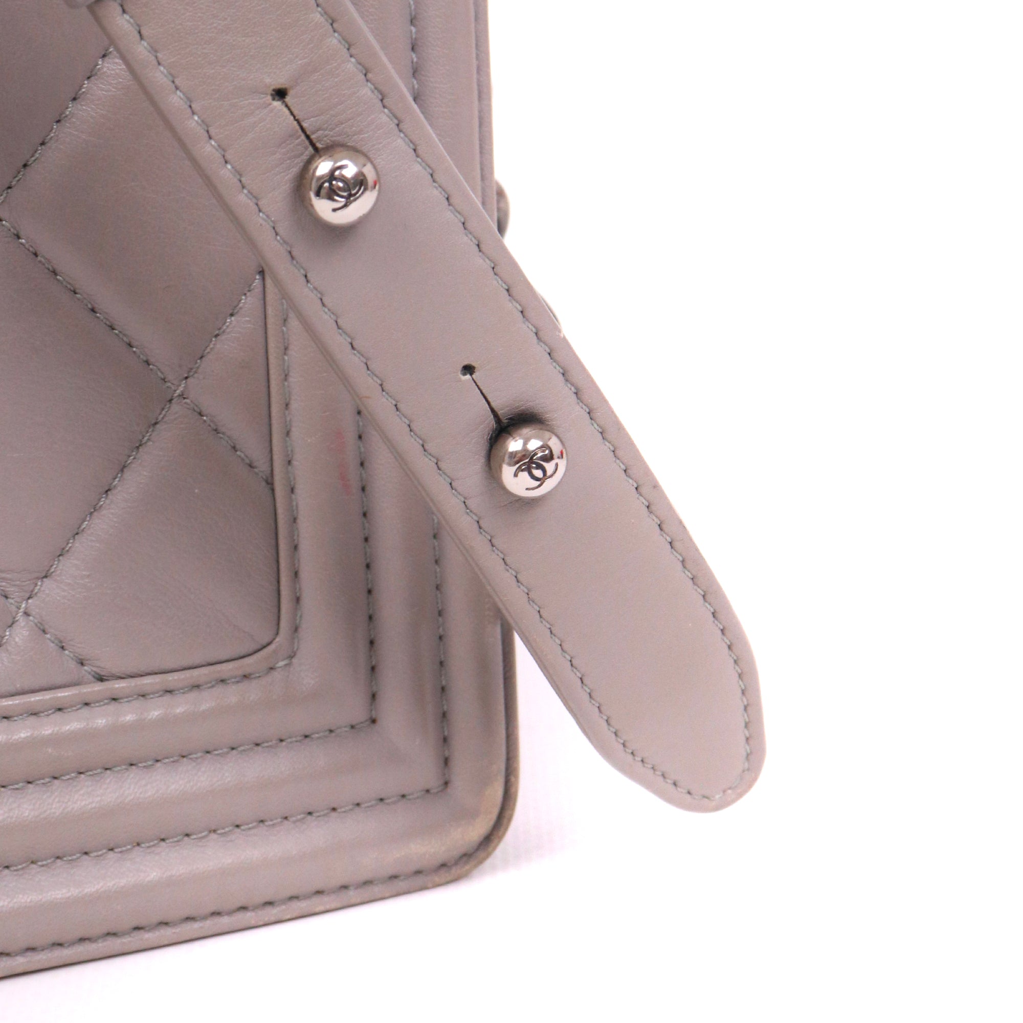 CHANEL - Sac à bandoulière Boy Chanel en cuir gris