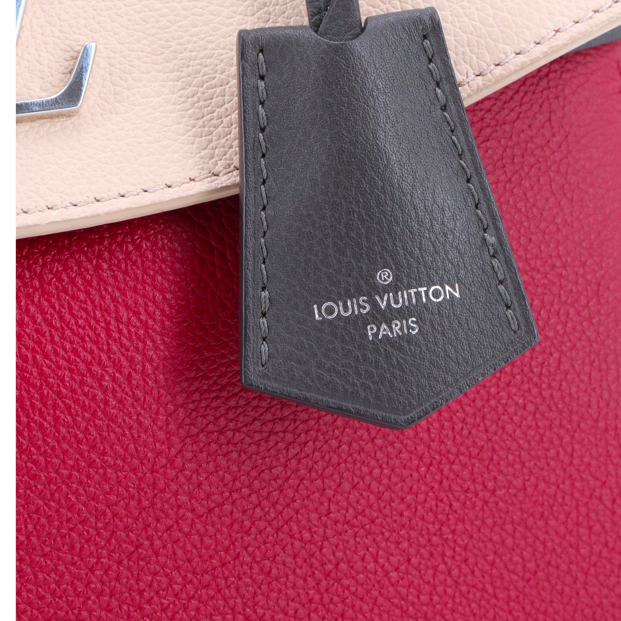LOUIS VUITTON - Sac à bandoulière LockMe Ever MM Louis Vuitton en cuir grainé bordeaux et crème