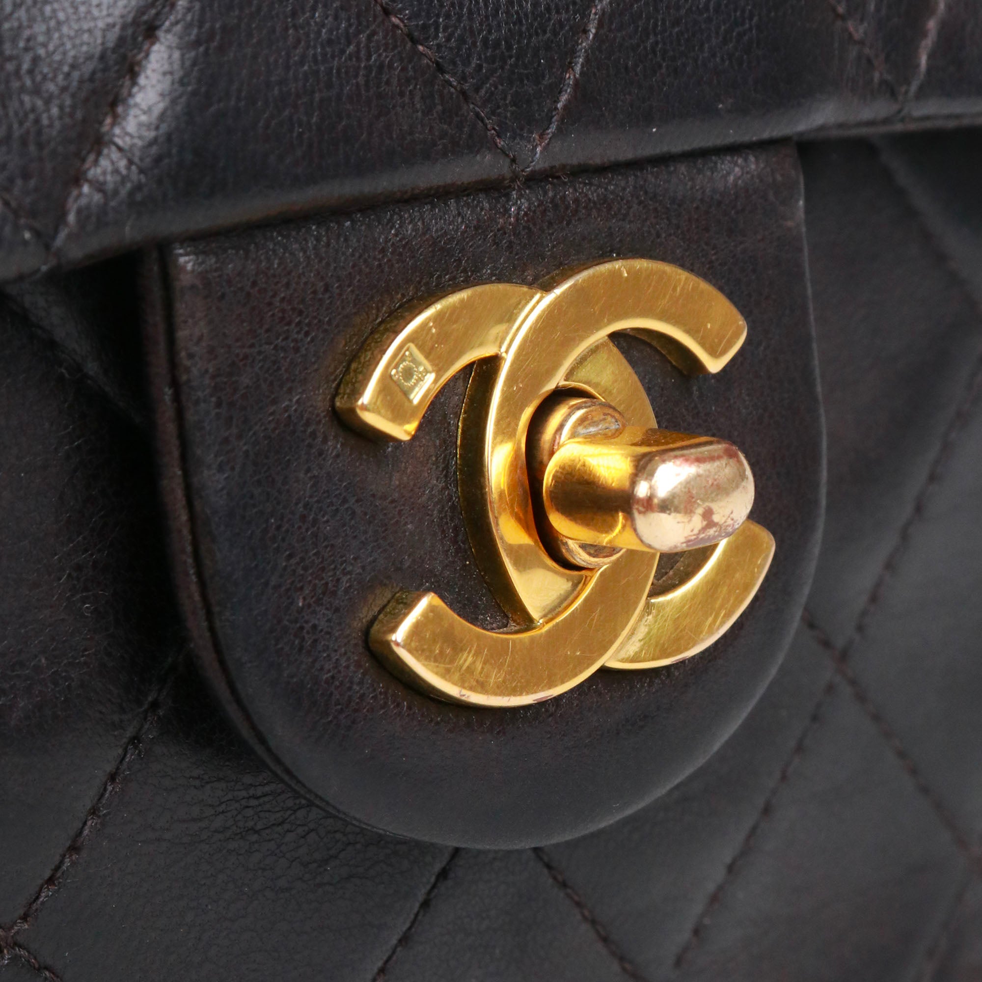 CHANEL - Sac à bandoulière Timeless Mini Square Chanel en cuir noir vintage