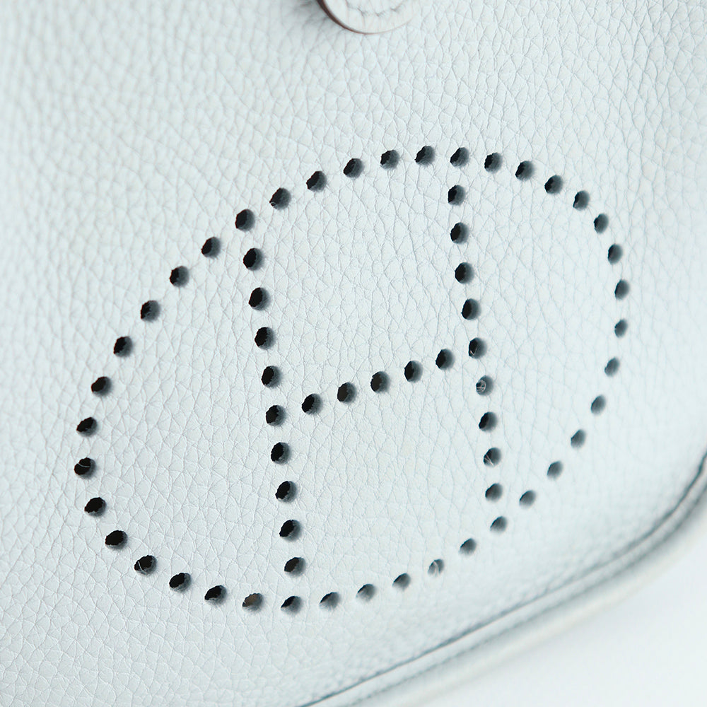 HERMÈS - Sac à bandoulière Evelyne mini en cuir clémence gris