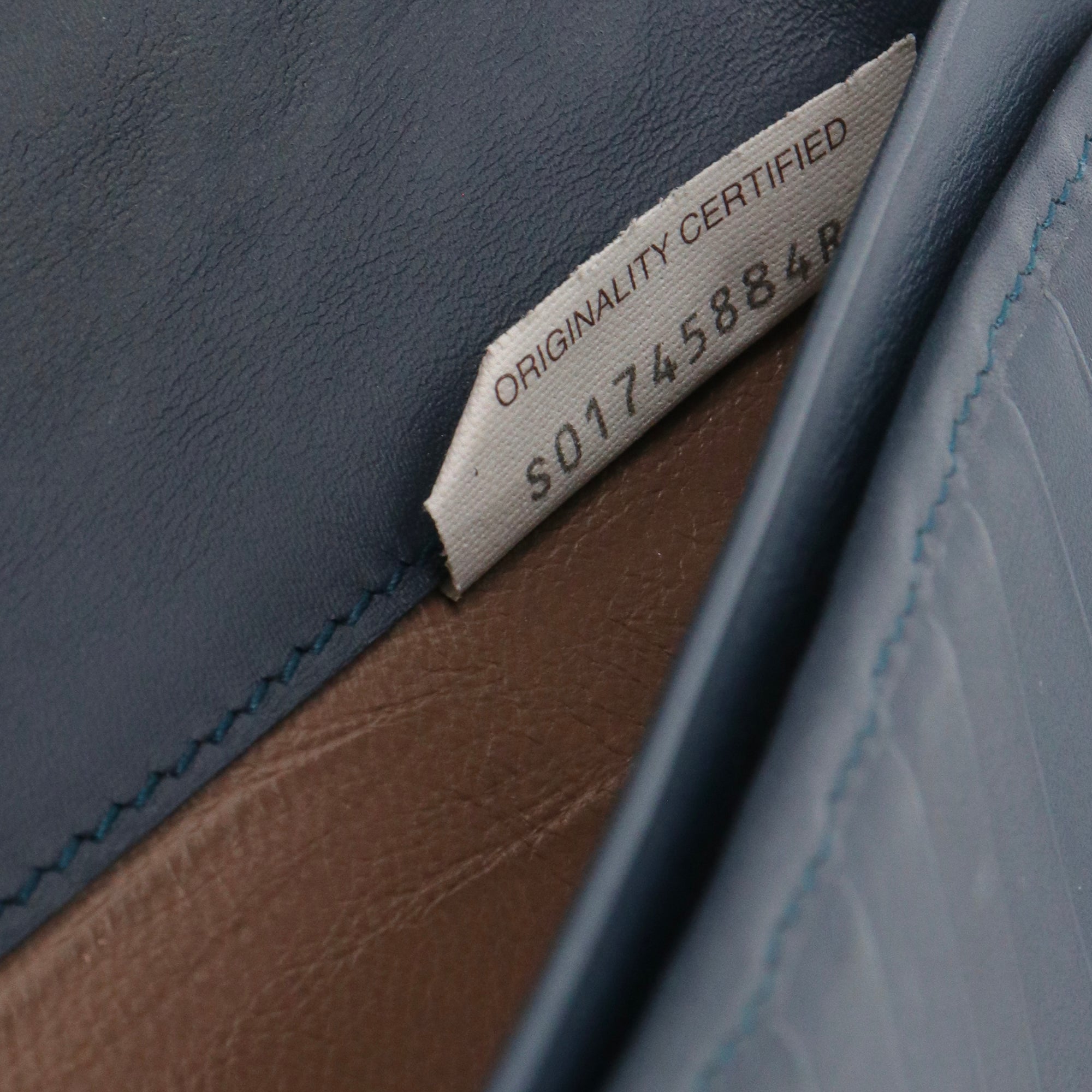 BOTTEGA VENETA - Portefeuille à rabat intrecciato Bottega Veneta en cuir bleu marine