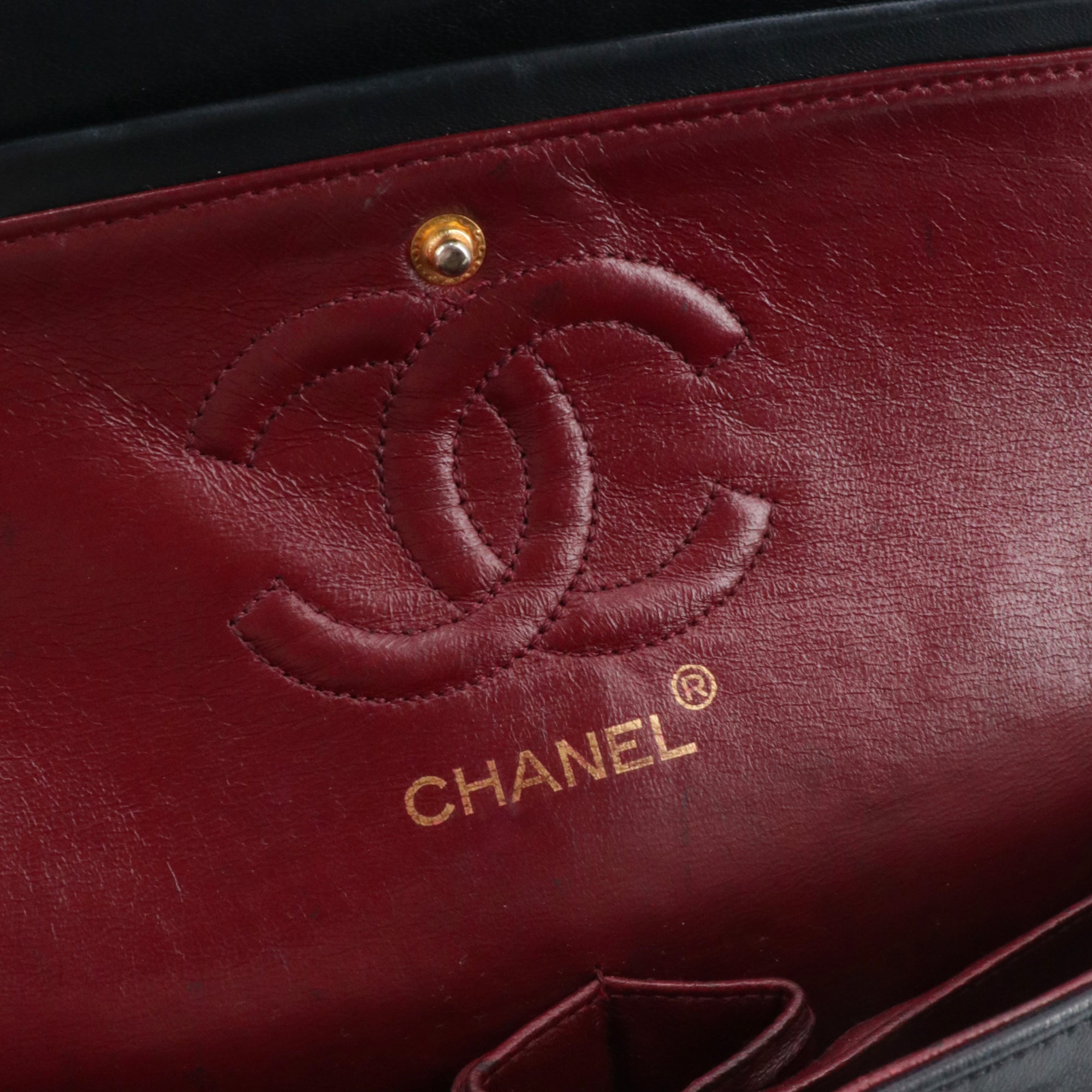 CHANEL - Sac à main Classique/Timeless double flap Chanel en cuir lisse noir vintage