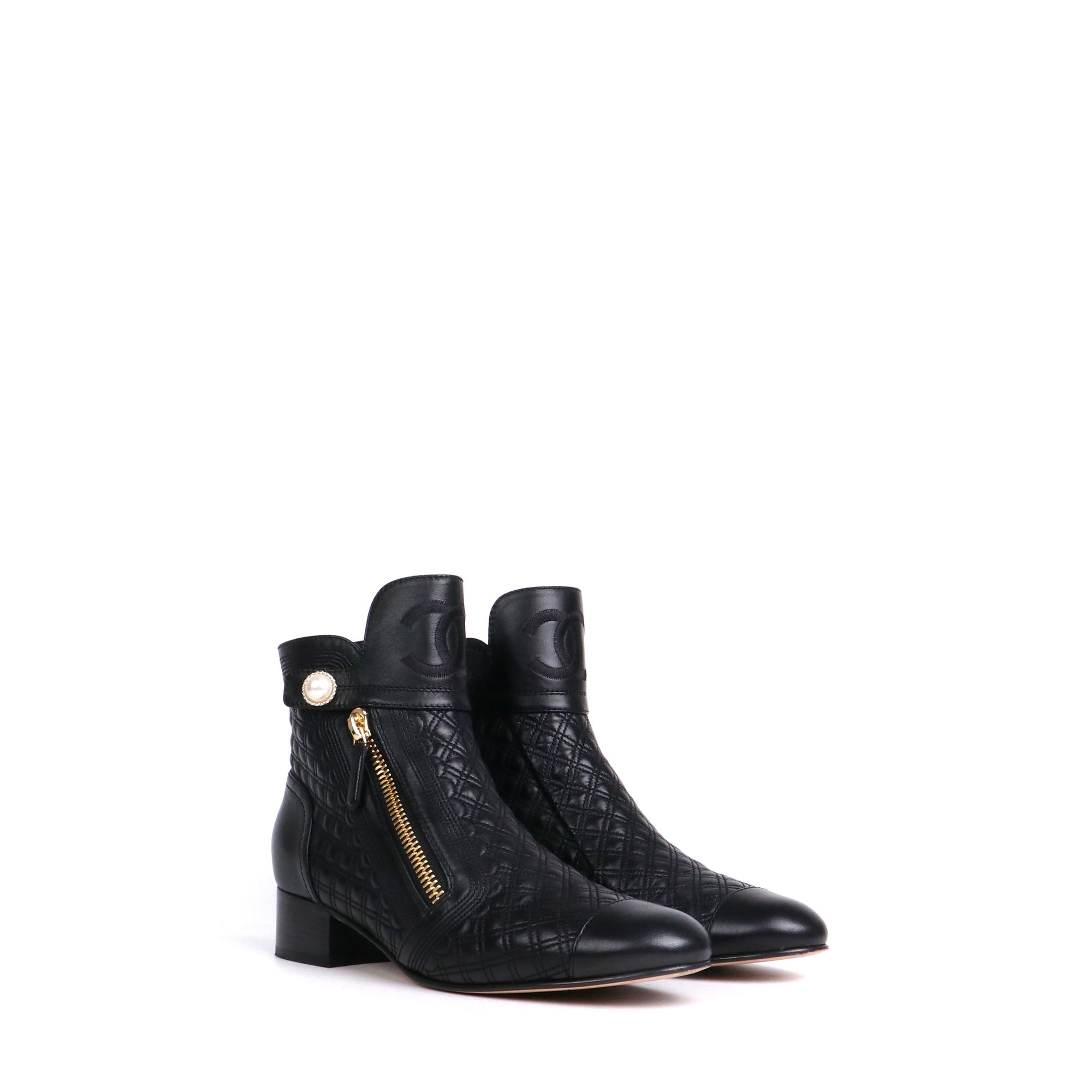 CHANEL - Bottines CC Chanel en cuir d'agneau noir et perles (T39,5)