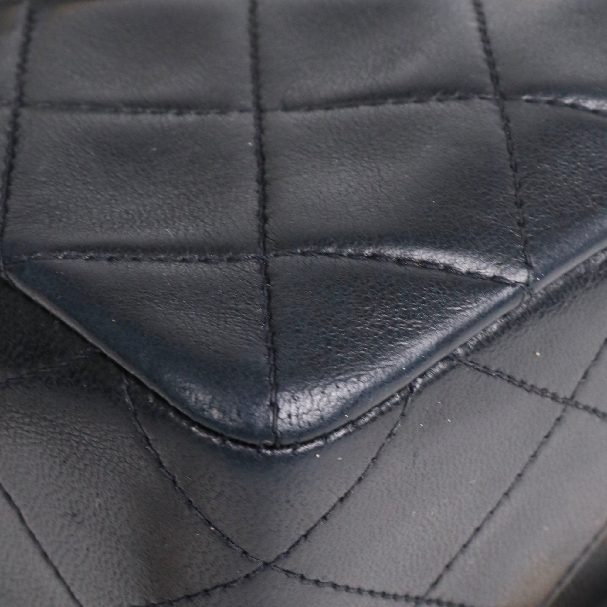 CHANEL - Sac à bandoulière Timeless Mini Square Chanel en cuir noir vintage