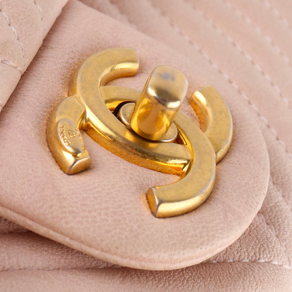 CHANEL - Sac à main Timeless 23 en cuir chevrons beige