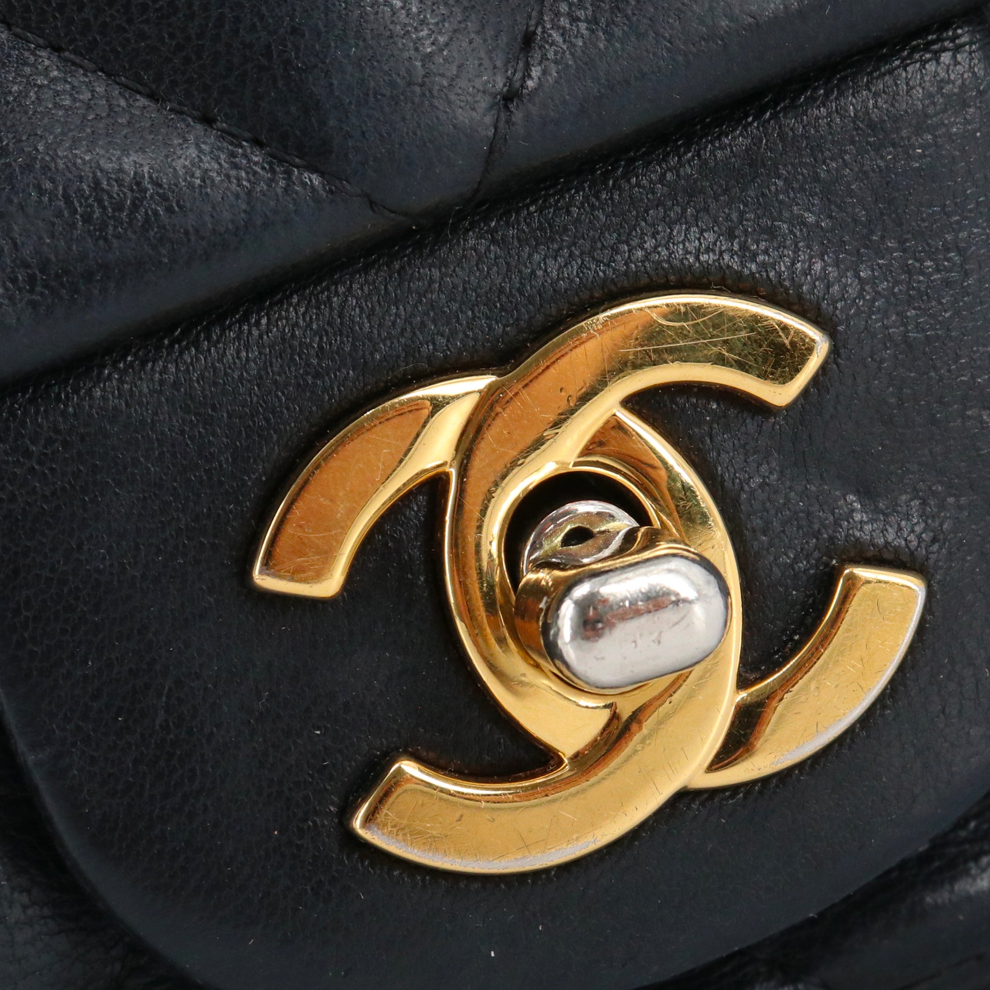 CHANEL - Sac à bandoulière Timeless Mini Square Chanel en cuir noir