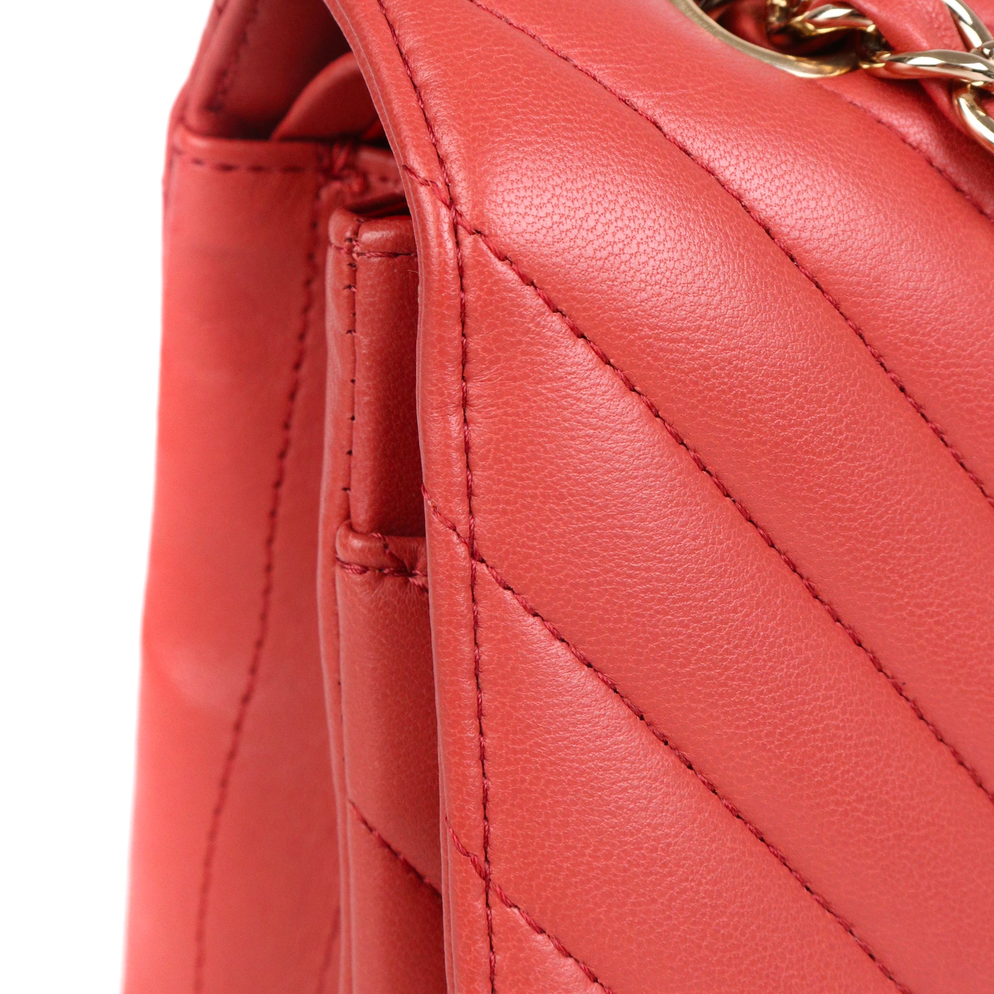 CHANEL - Sac à main Timeless/Classique medium double flap Chanel en cuir lisse chevron rose