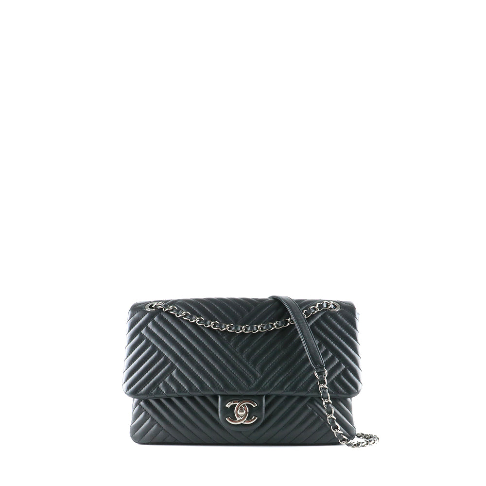 CHANEL - Sac à bandoulière Classique / Timeless Jumbo simple flap en cuir matelassé noir
