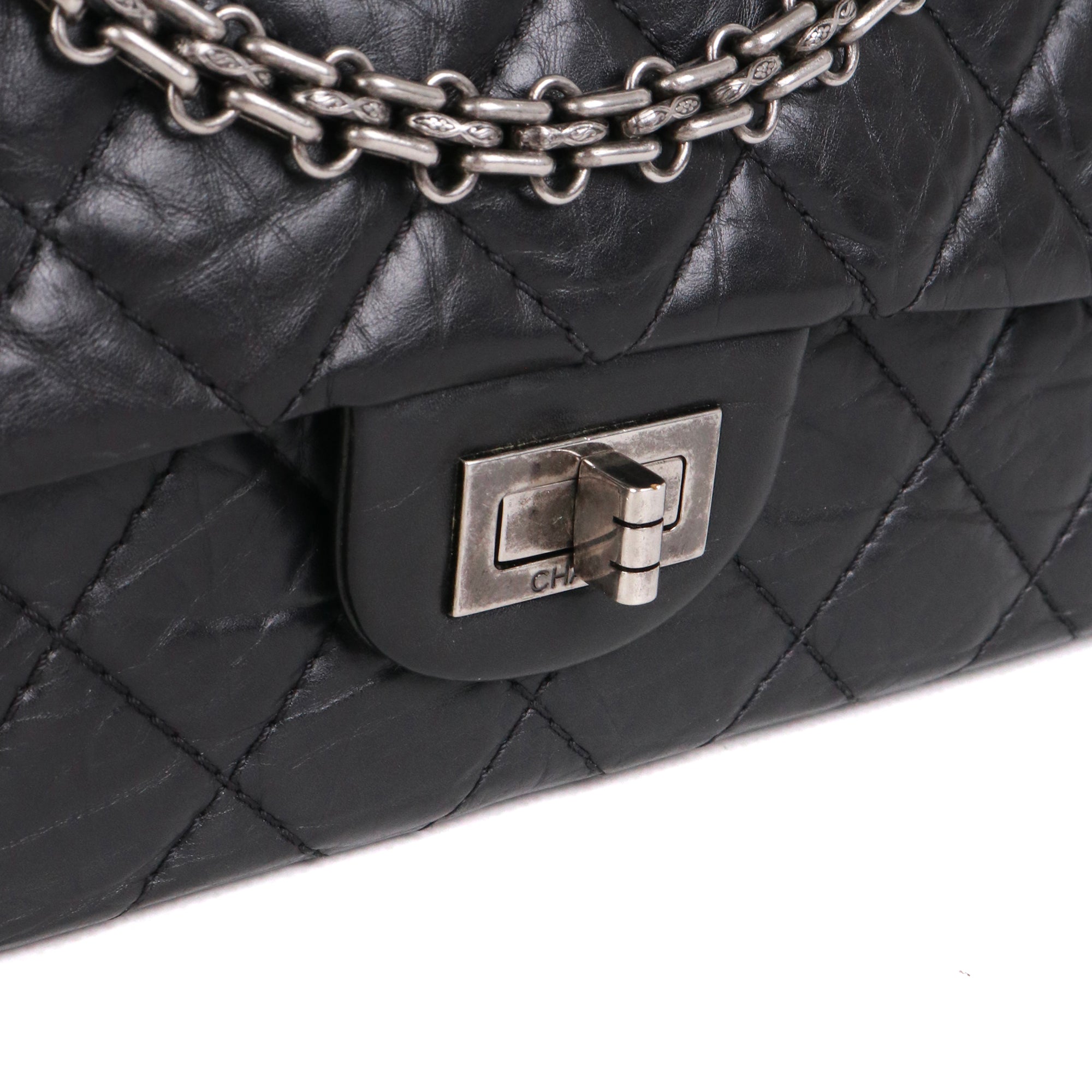 CHANEL - Sac à bandoulière 2.55 Chanel medium en cuir froissé noir