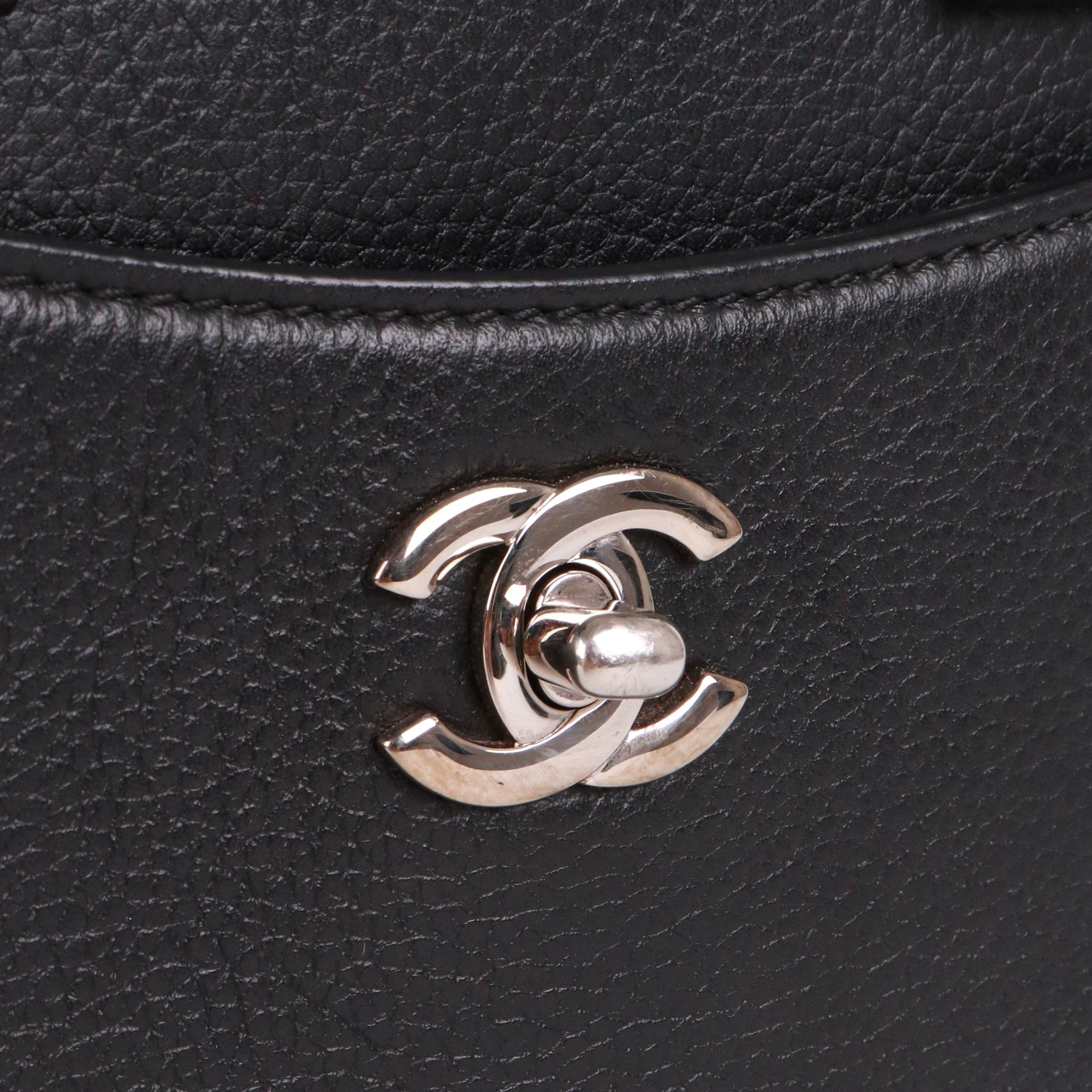 CHANEL - Sac à bandoulière Néo Executive Chanel en cuir grainé noir