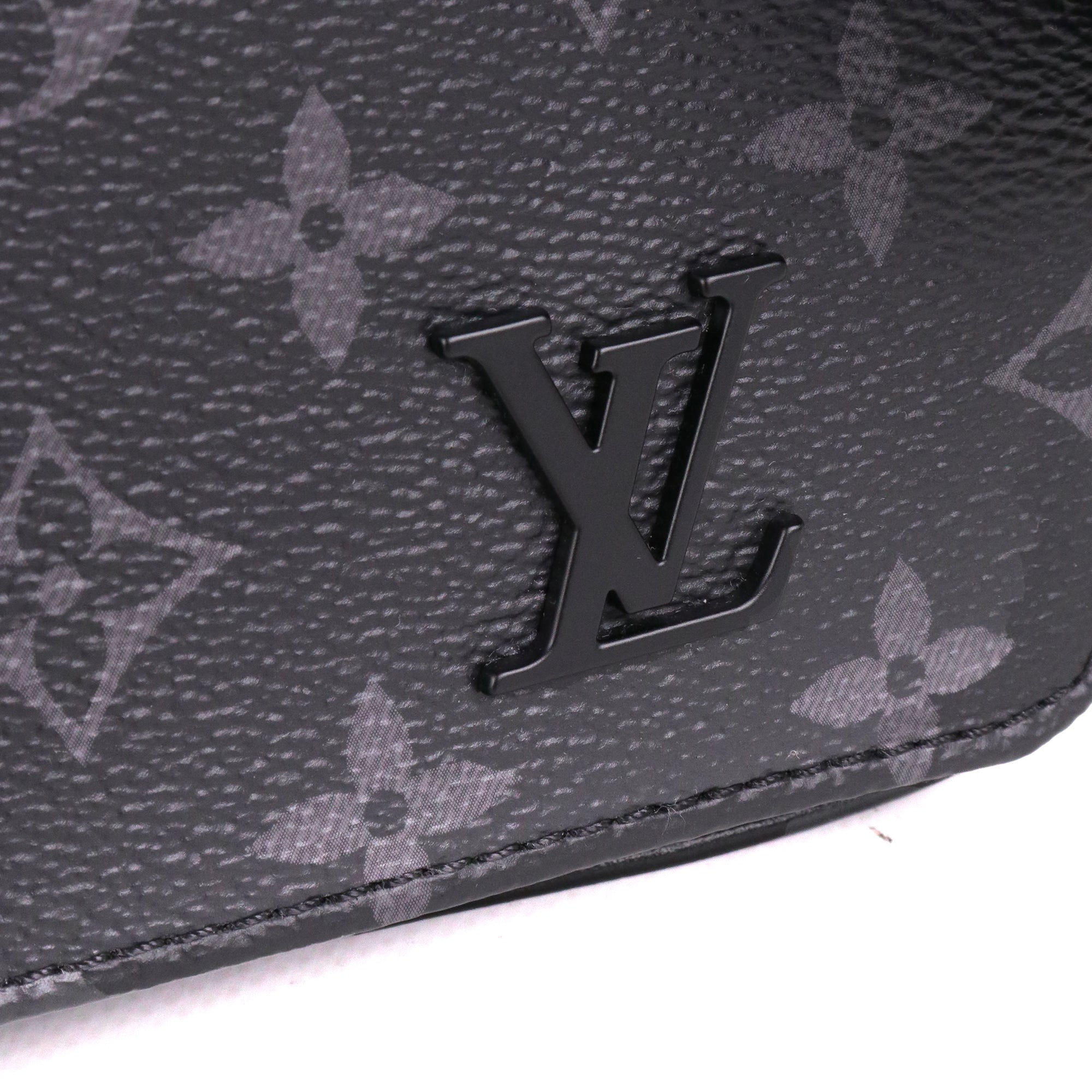 LOUIS VUITTON - Sac à bandoulière District PM Louis Vuitton en toile graphite