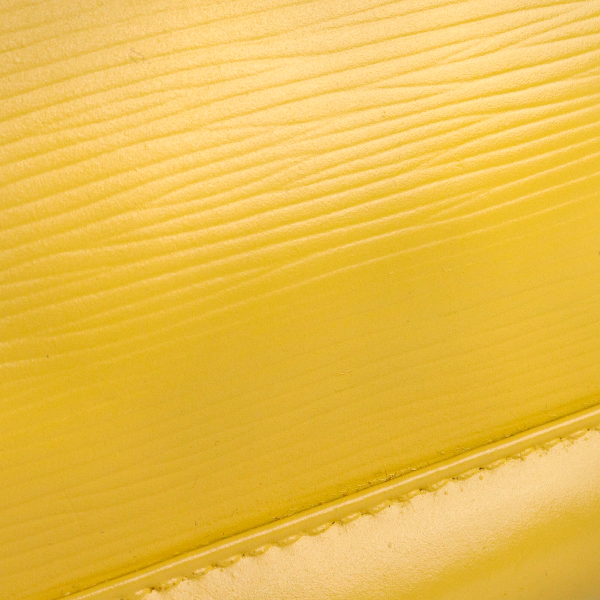 LOUIS VUITTON - Sac à main Alma PM Louis Vuitton en cuir épi jaune