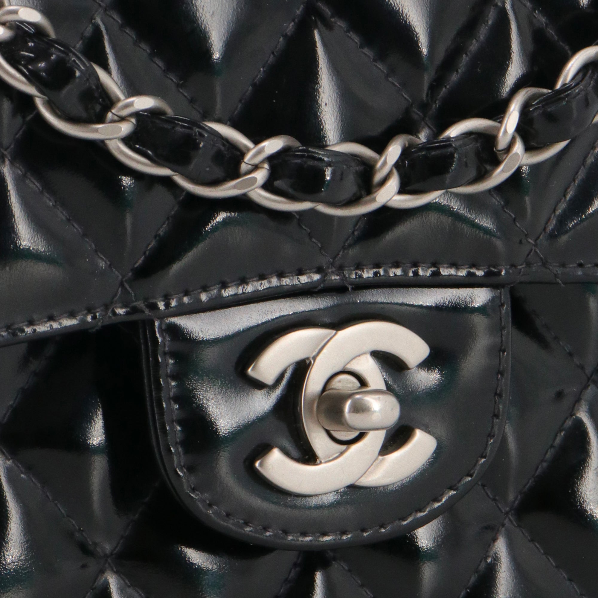 CHANEL - Sac à main Classique/Timeless 23 Chanel en cuir verni noir